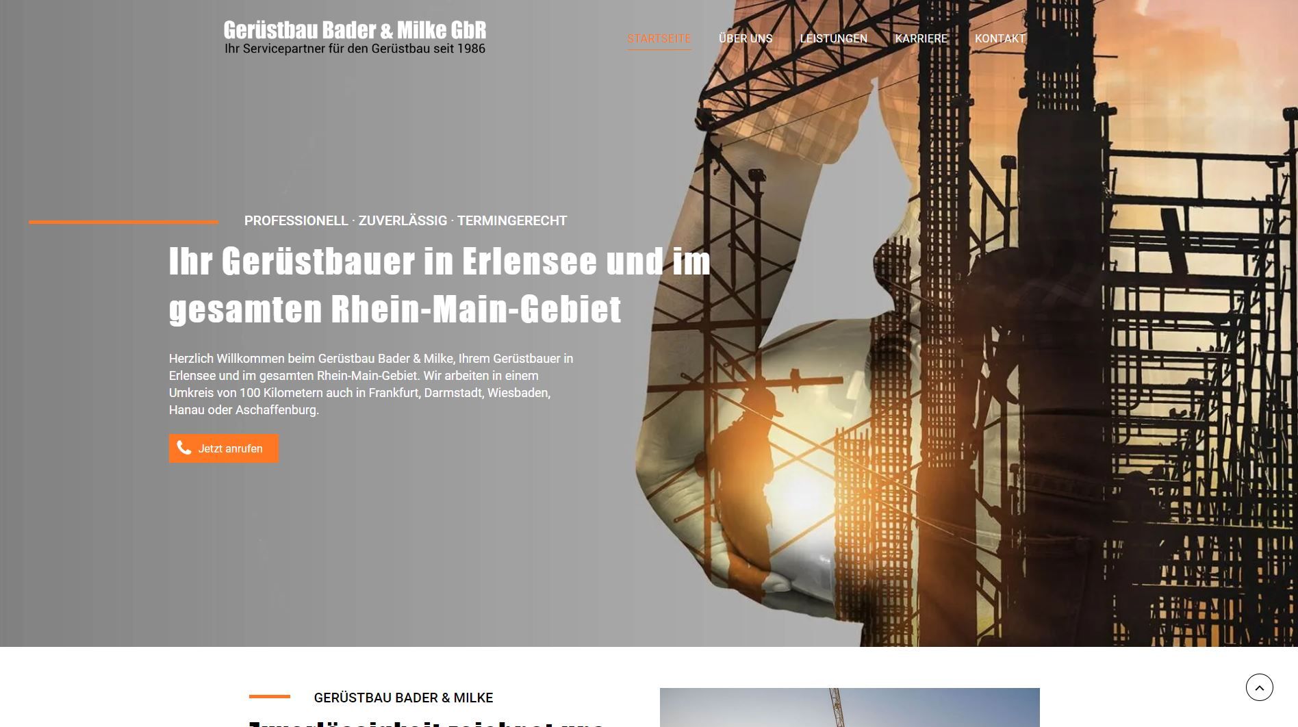 Bauarbeiter-Silhouette auf einer Baustelle in Orangetönen; Text: „Ihre Baufirma…“