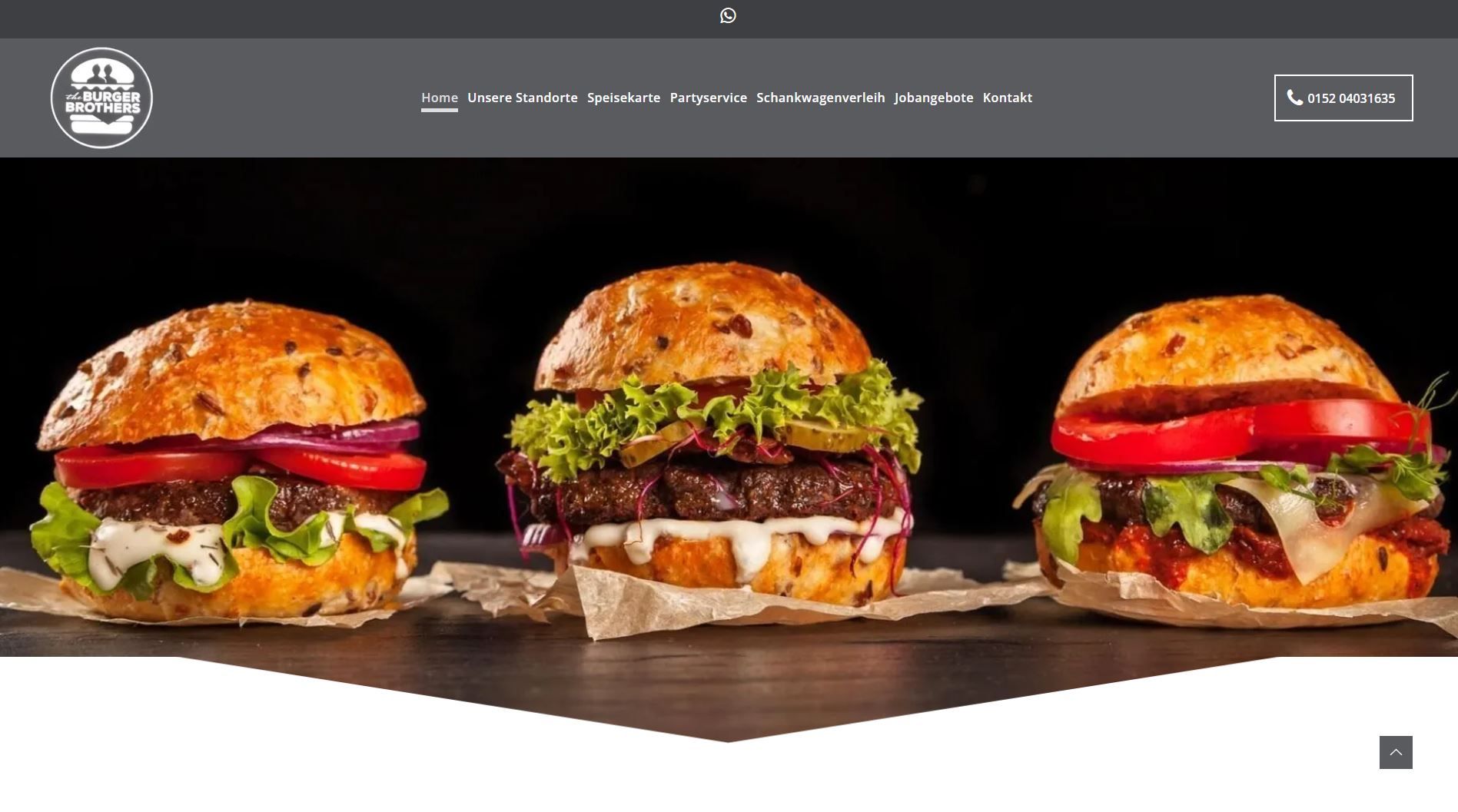 Drei Gourmet-Burger auf Backpapier.