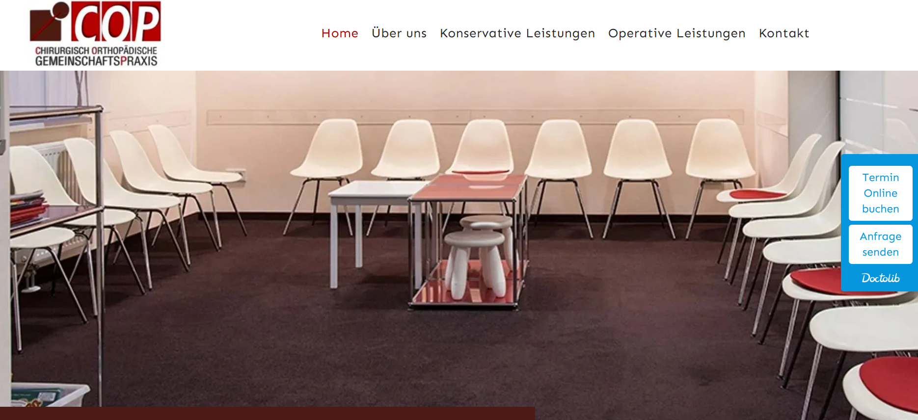 Wartebereich im Büro mit weißen Stühlen um einen Tisch und einem kleinen Schildständer