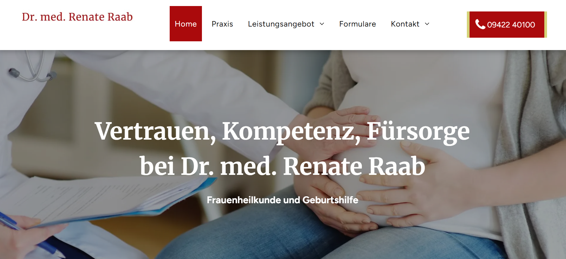 Dr. med. Renate Raab präsentiert sich als Website-Heldin mit behandschuhten Händen und einem Titeltext zum Thema Vertrauen und Fürsorge.