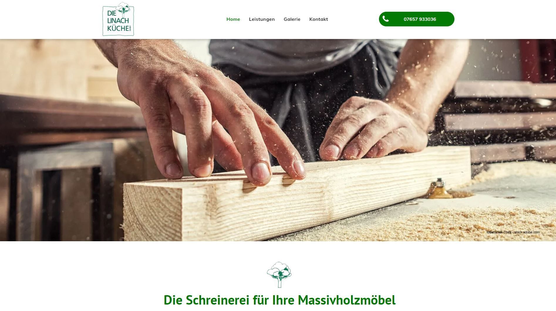 Hände eines Zimmermanns, der Holz bearbeitet und Sägemehl erzeugt. Website-Header mit Logo.