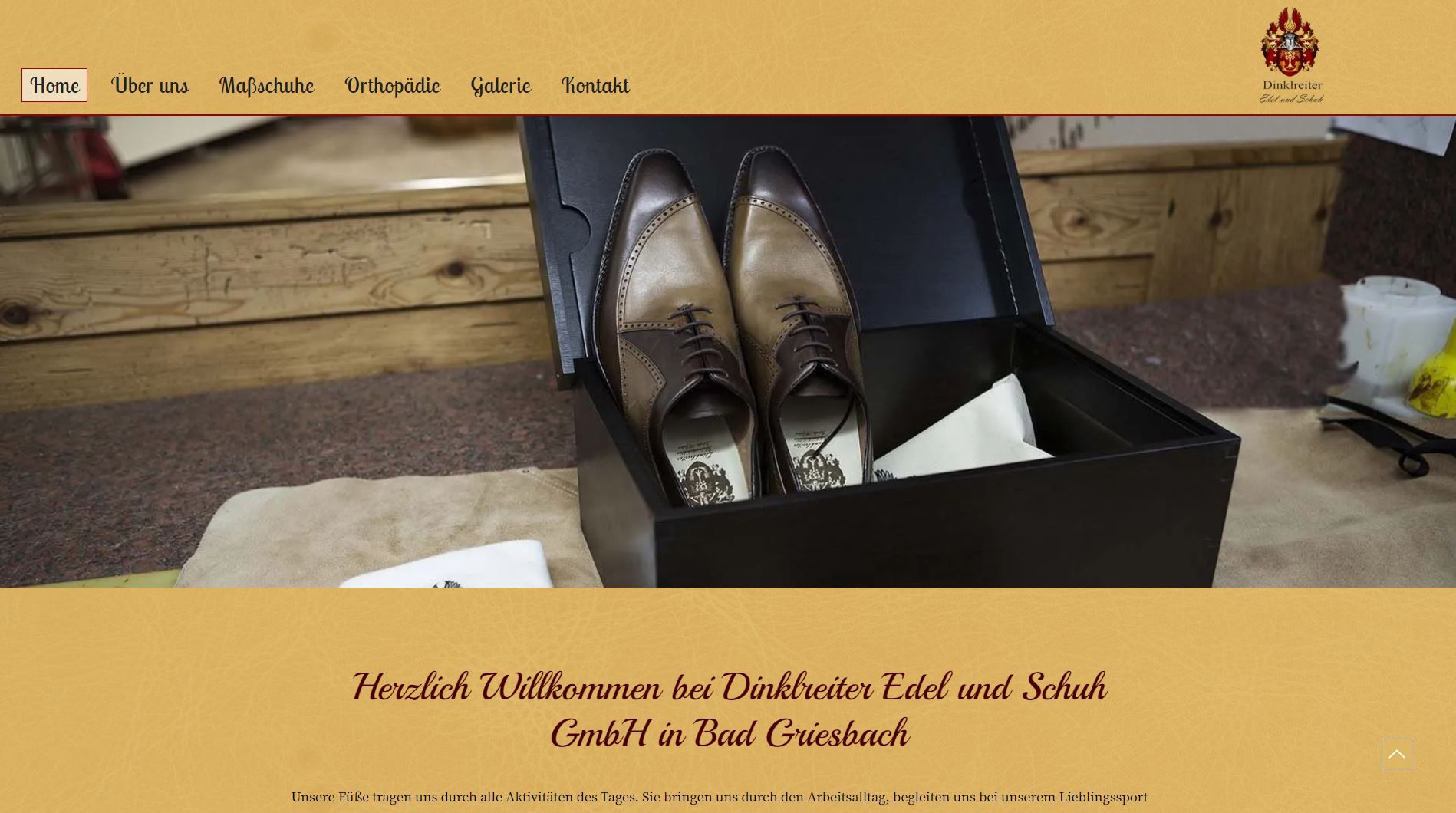 Ein Paar Herrenschuhe in einer schwarzen Schachtel, Teil der Willkommensseite einer Website.