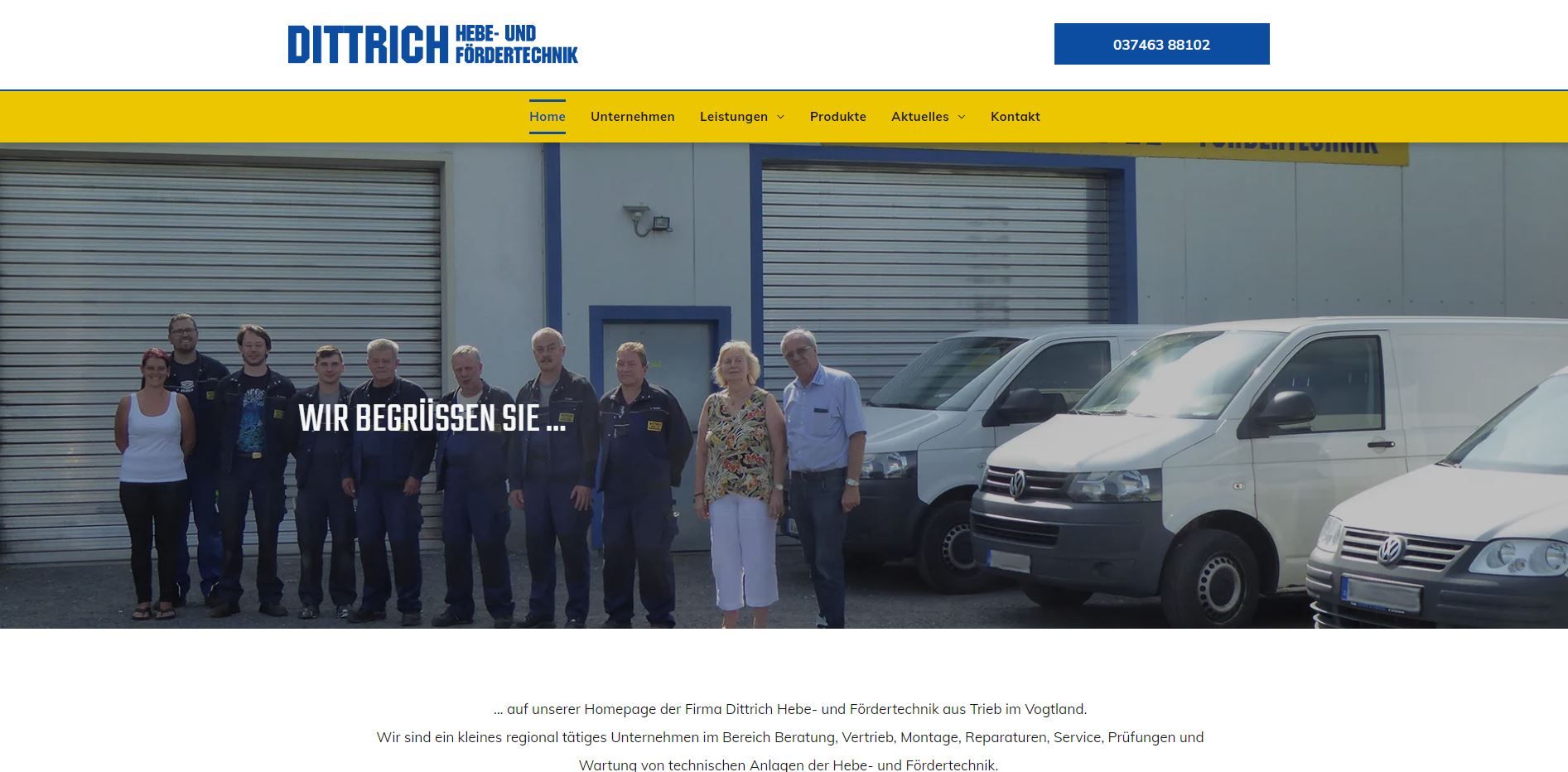Eine Gruppe von Menschen vor einem Gebäude mit Lieferwagen und einem Website-Header im Hintergrund.