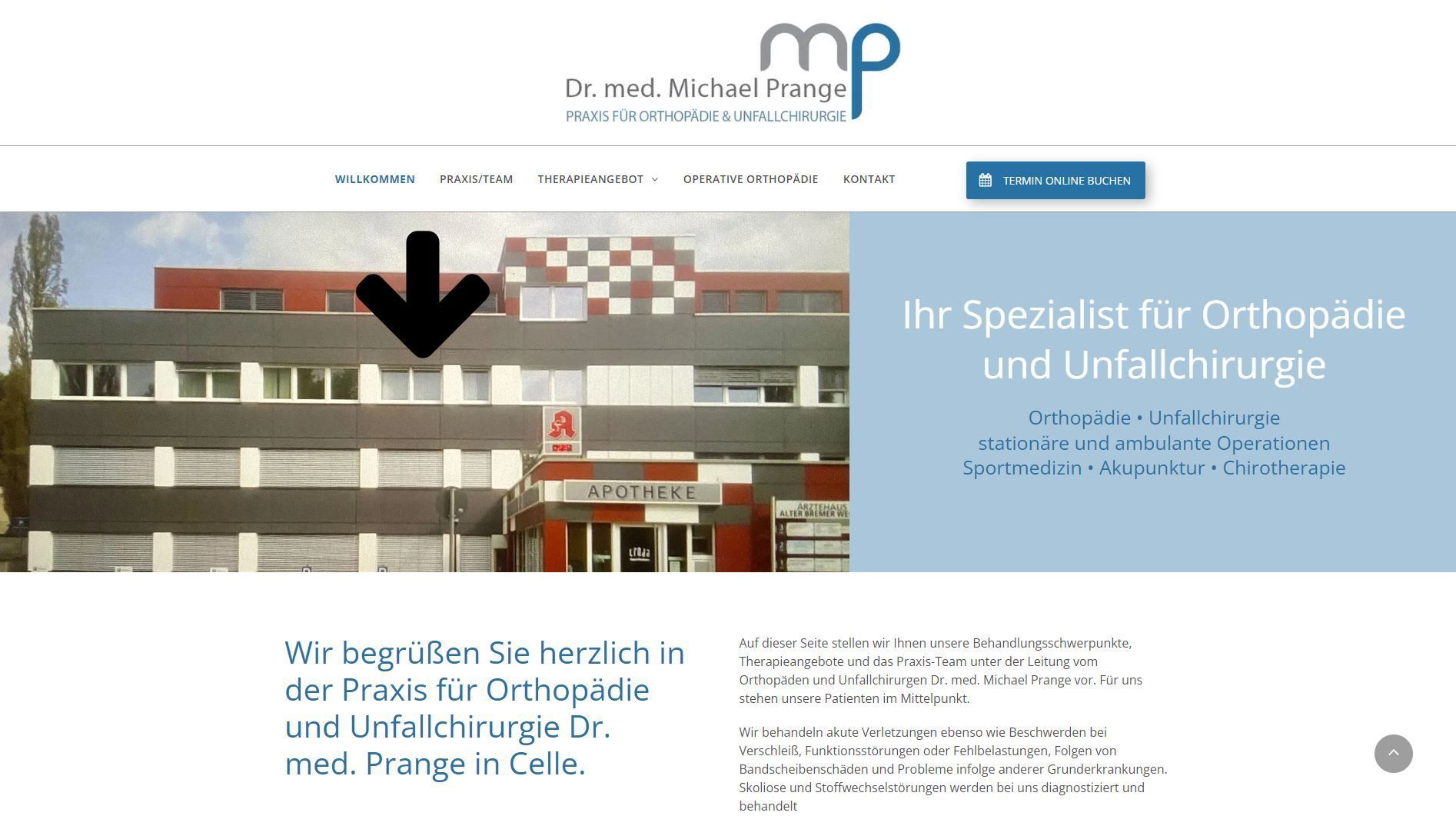 Pfeil zeigt auf ein Gebäude mit einem Apothekenschild. Das Gebäude beherbergt eine orthopädische Klinik in Celle, Deutschland.