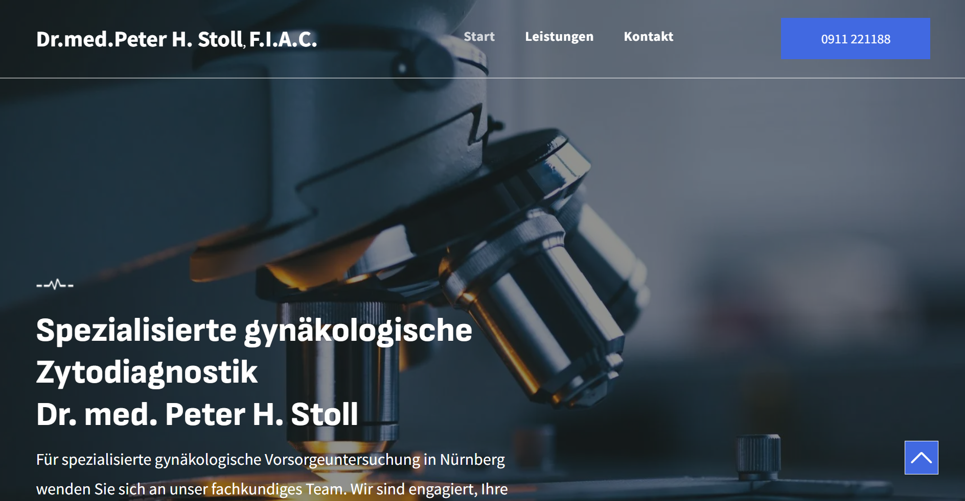 Website-Hero für Dr. med. Peter H. Stoll, mit Mikroskop und Text für spezialisierte gynäkologische und zytologische Diagnostik
