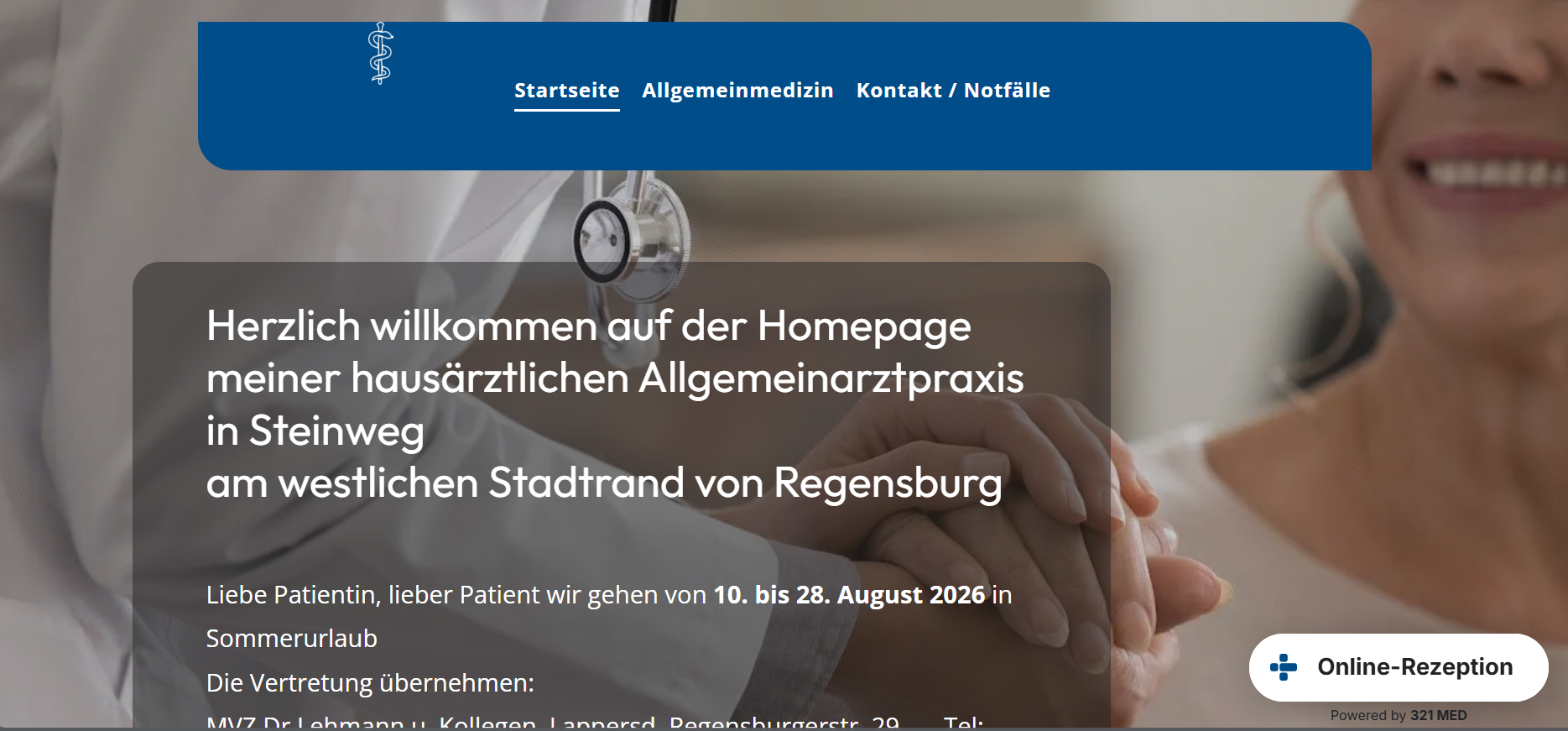 Deutsche Homepage-Figur mit lächelnder Frau, blauer Überschrift und Willkommenstext für Patienten einer Zahnarztpraxis in Regensburg