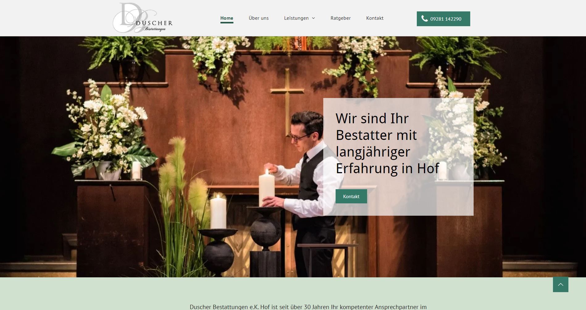 Ein Mann zündet vor einem Kirchenaltar, umgeben von Blumenarrangements, eine Kerze an.