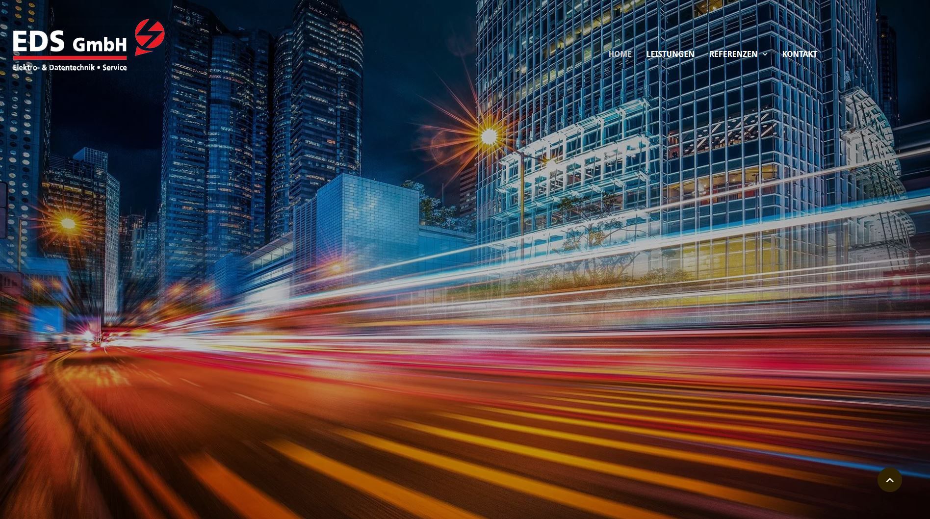 Nächtliche Stadtlandschaft mit verschwommenen Autolichtern, beleuchteten Gebäuden und dem Logo der EDS GmbH.