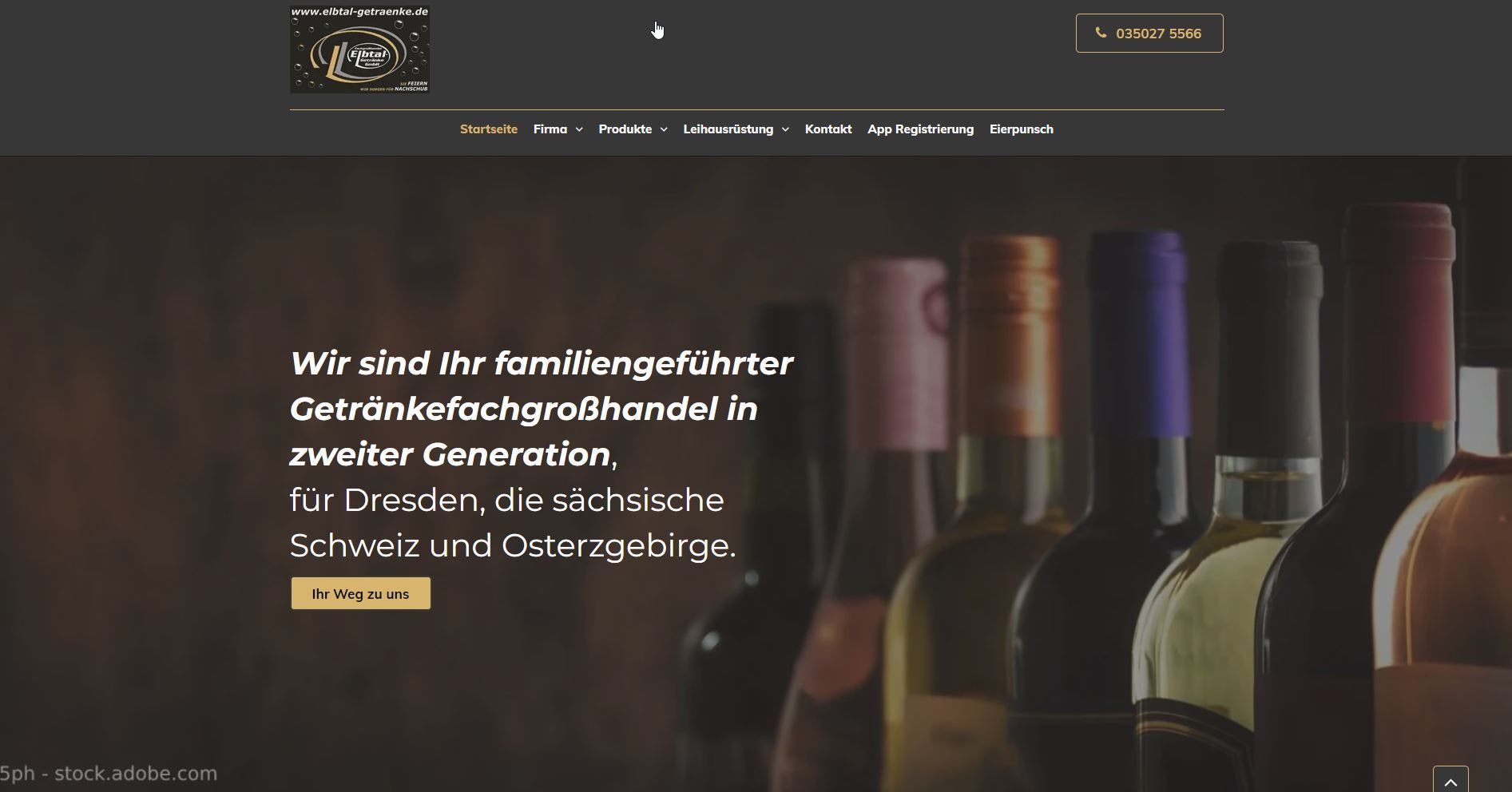 Webseite eines Getränkefachgroßhandels in Dresden. Im Hintergrund sind Weinflaschen ausgestellt.