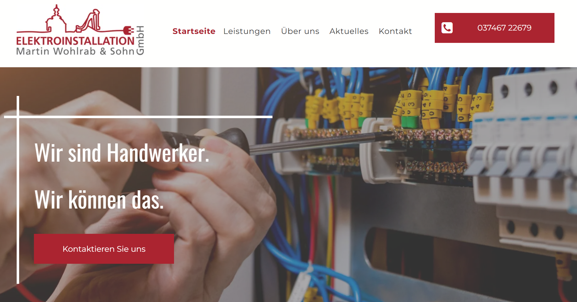 Elektriker verdrahtet einen Verteilerkasten mit deutschem Homepage-Text und Logo-Overlay
