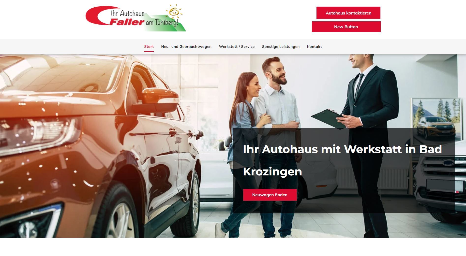 Innenansicht eines Autohauses mit einem Paar und einem Verkäufer.