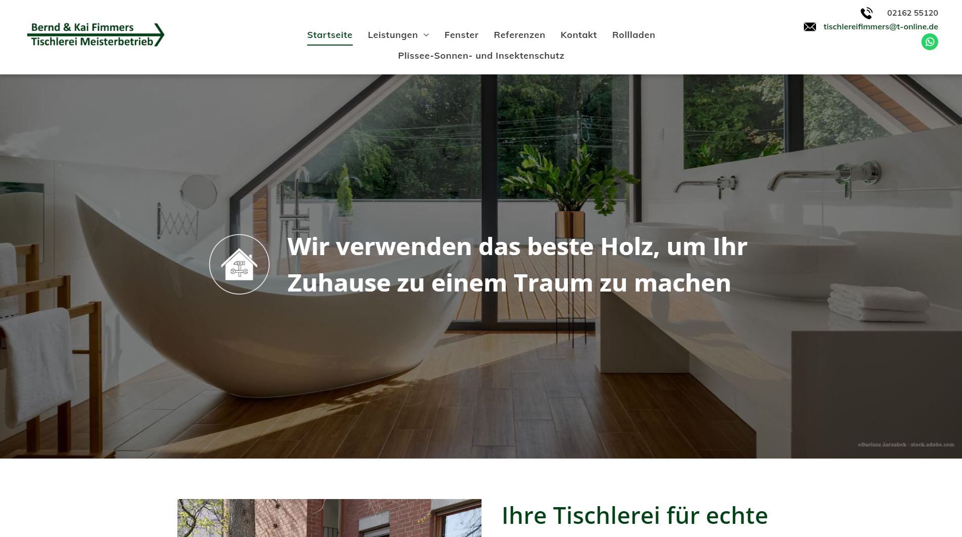 Website-Header mit einem Badezimmer mit Holzboden und großer Badewanne. Text: „Wir verwenden das beste Holz …“