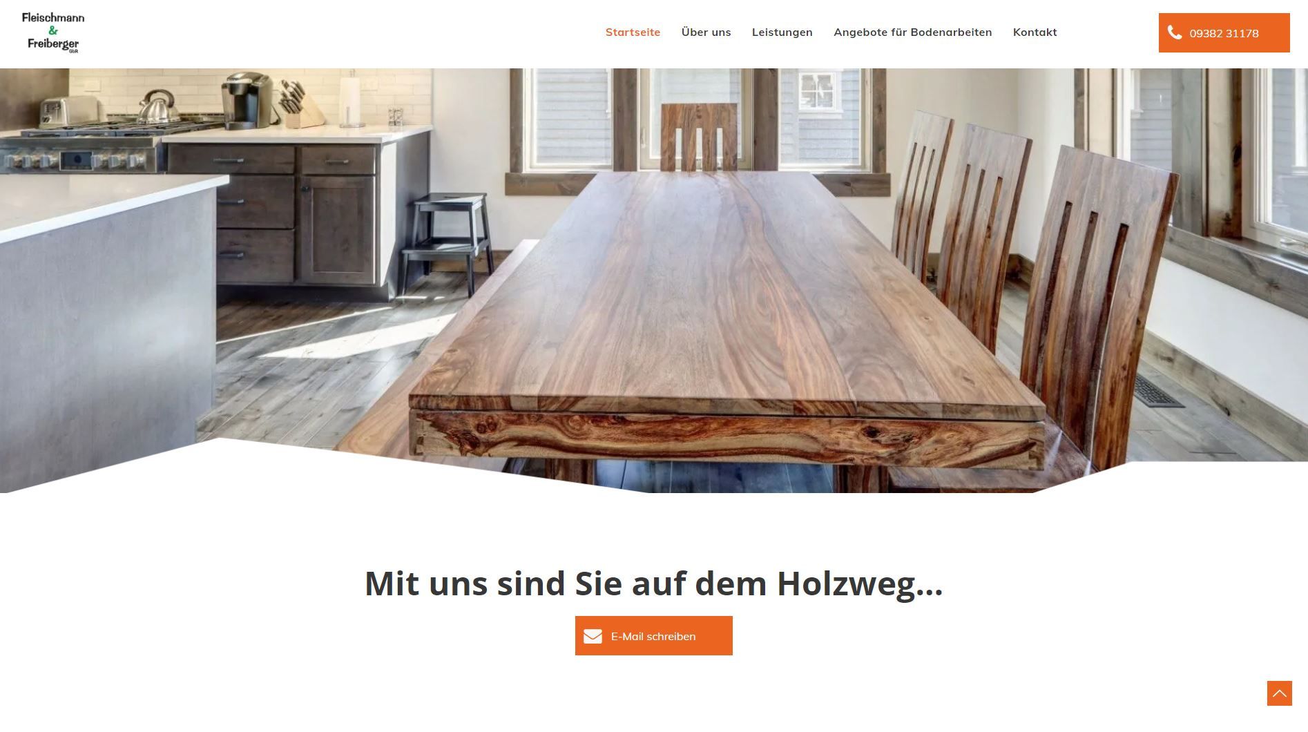 Esstisch aus Holz mit Stühlen, moderner Küchenhintergrund.