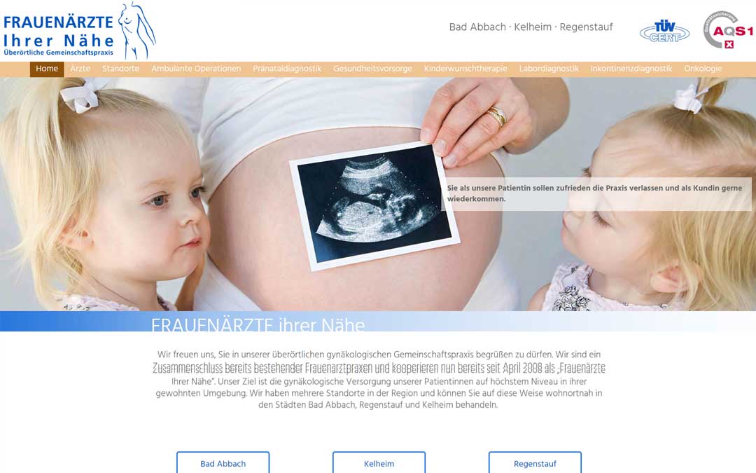 Zwei blonde Kleinkinder flankieren einen schwangeren Bauch mit Ultraschallbild. Homepage der Website.