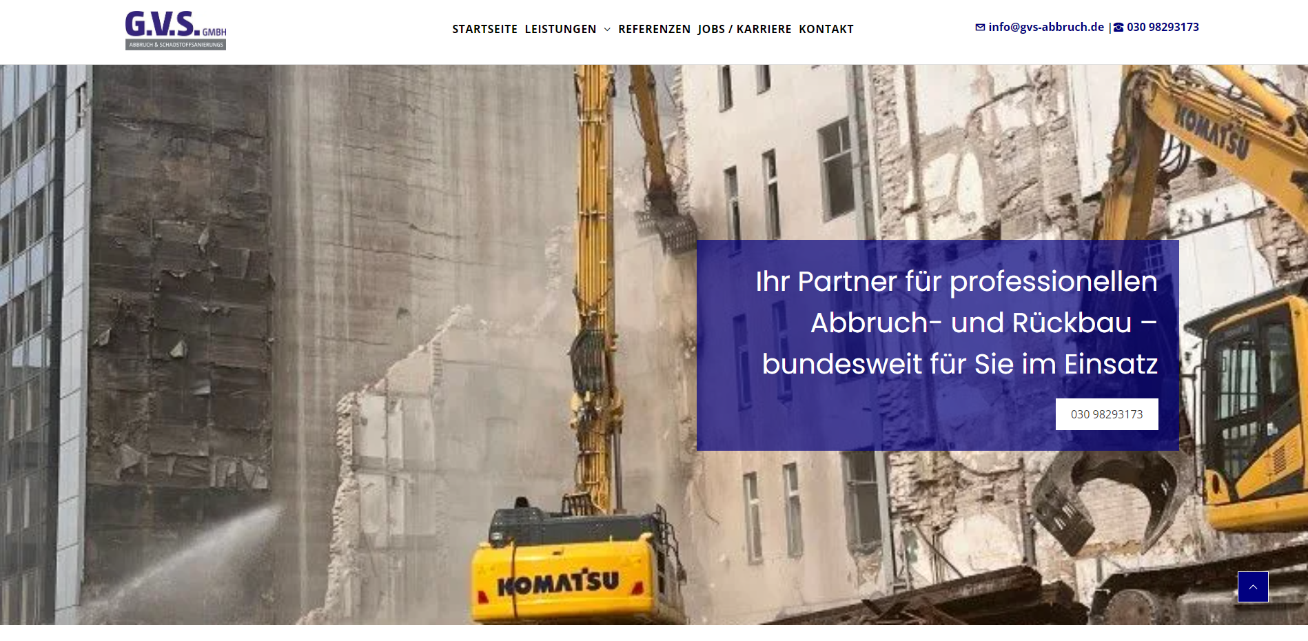 Abbruchstelle mit Bagger, der Wasser auf ein zerfallendes Gebäude spritzt, mit blauer Textüberlagerung.