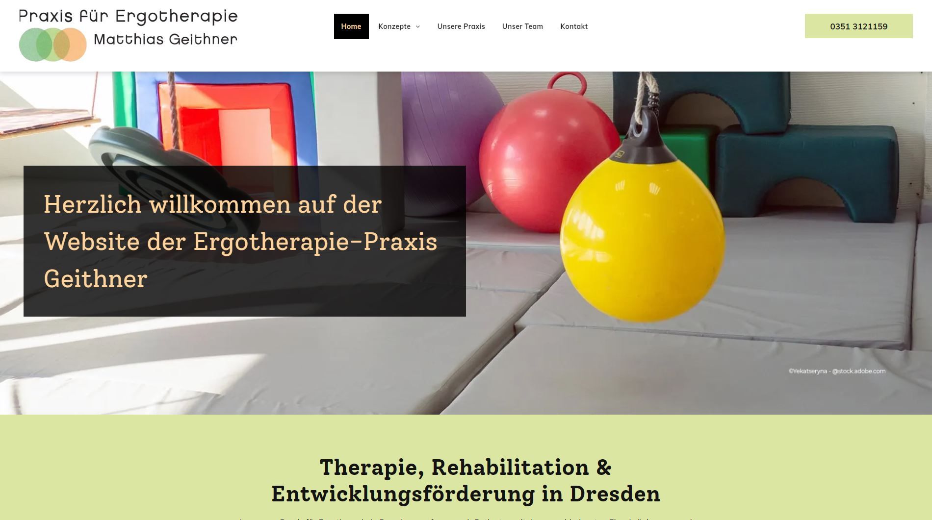 Homepage der Website für Ergotherapie Praxis Geithner, Dresden, mit farbenfrohen Therapiegeräten und Texteinblendung.
