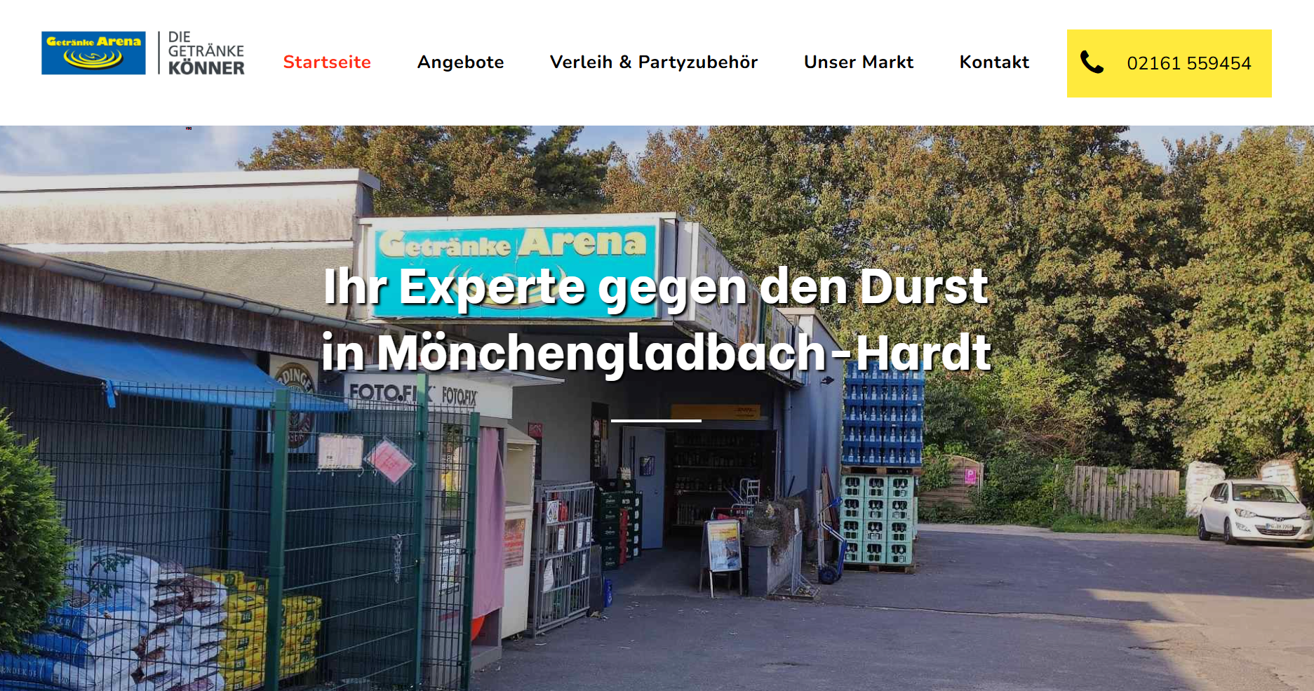 Vereinsheim am Eingang zur Arena in Mönchengladbach-Hardt mit großem Banner gegen den Durst