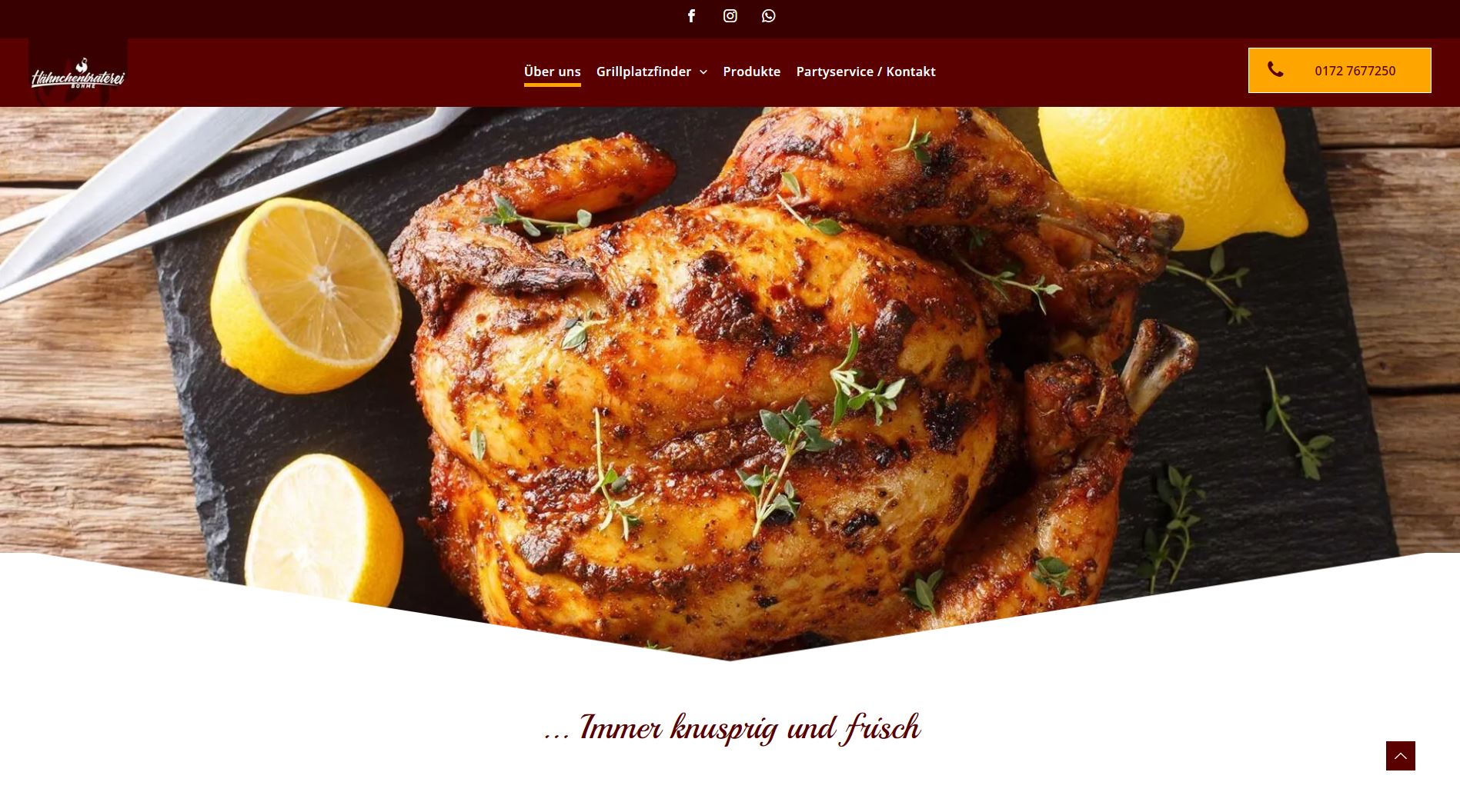 Gebratenes Hähnchen mit Zitrone auf einem dunklen Servierbrett. Banner der Restaurant-Website.