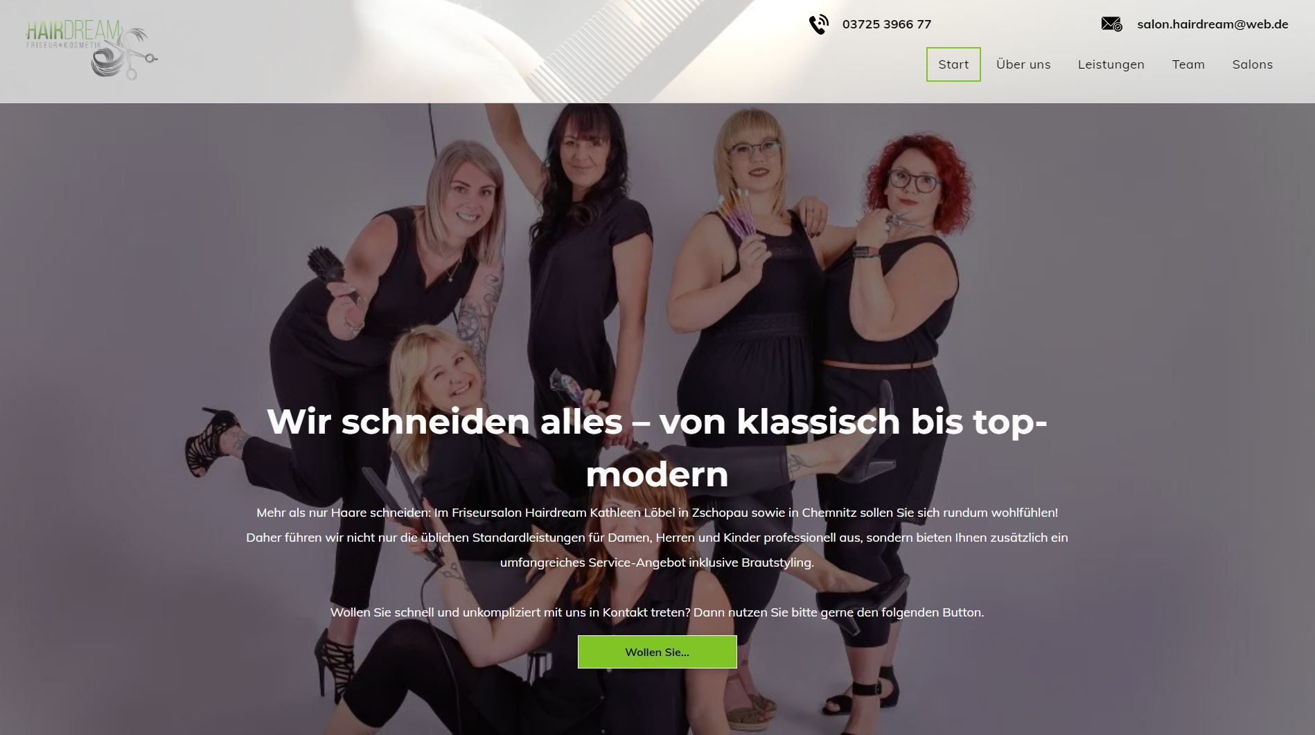 Gruppe von Friseuren in schwarzen Outfits, posiert in einem Studio, Text: „Wir schneiden alles – von klassisch bis modern.“