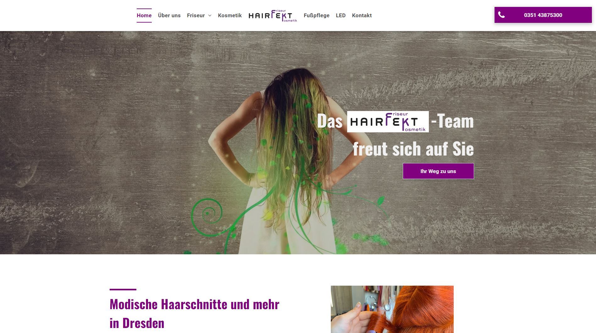 Frau mit grünen Dreadlocks, Rücken zur Kamera, vor grauem Hintergrund.