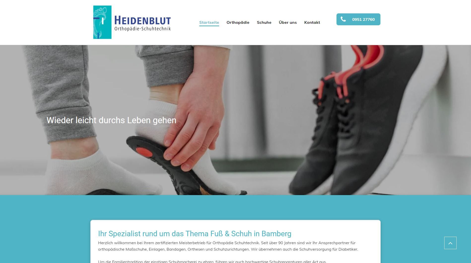 Mann passt Schuheinlagen an, Website einer medizinischen Klinik.