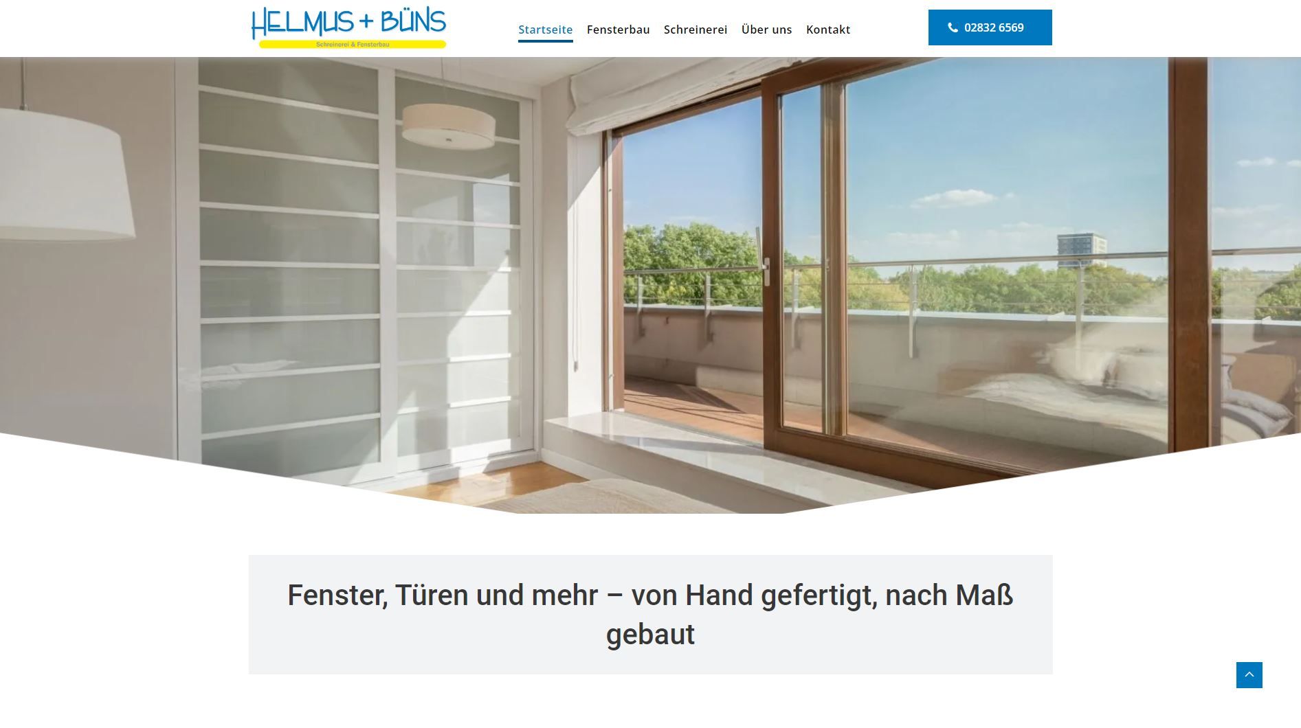 Innenraum mit großer Glasschiebetür, Balkonblick, maßgefertigten Fenstern und Text.
