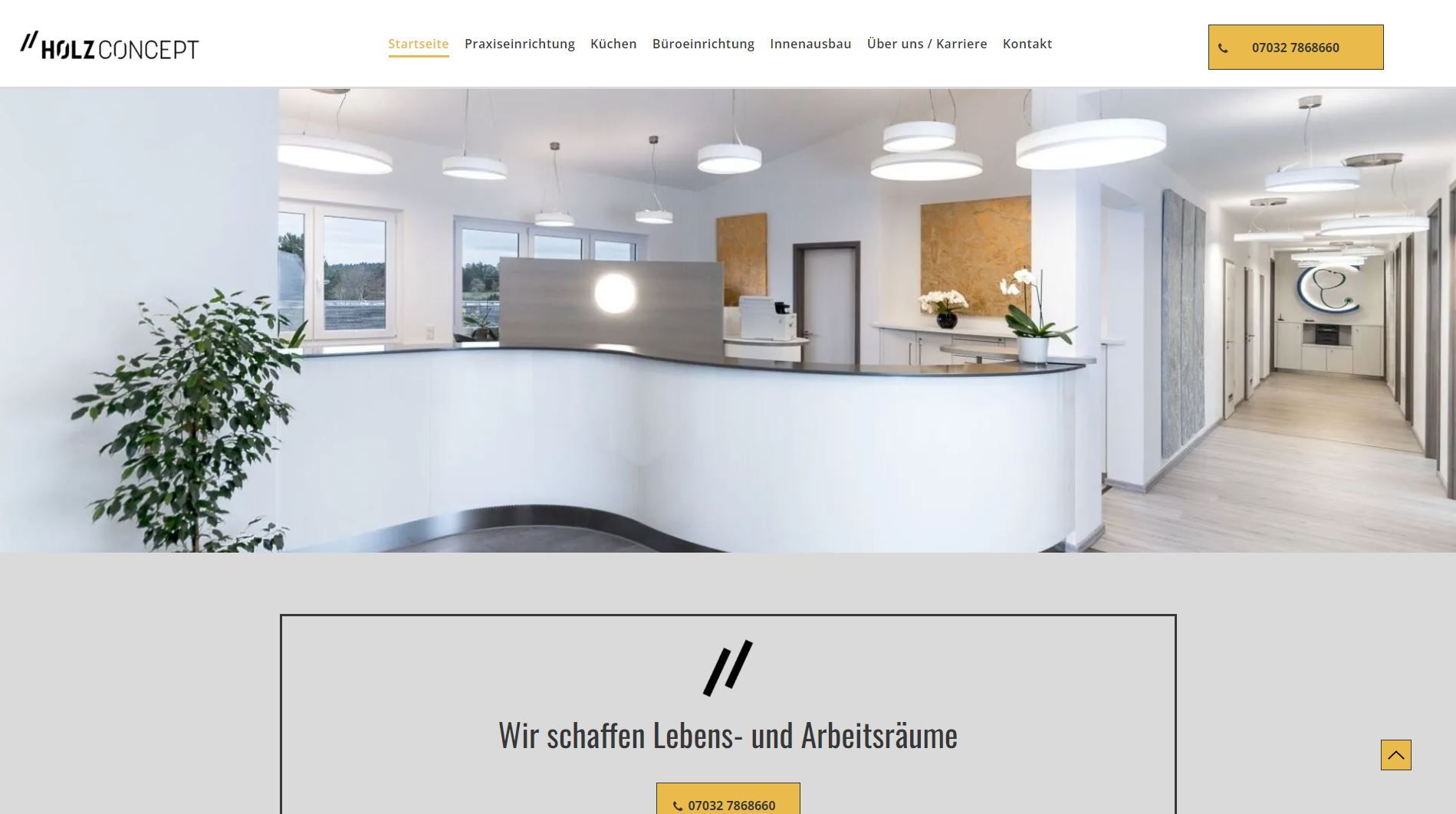 Moderner Büroempfang mit weißem, geschwungenem Schreibtisch, Wartebereich und Flur.