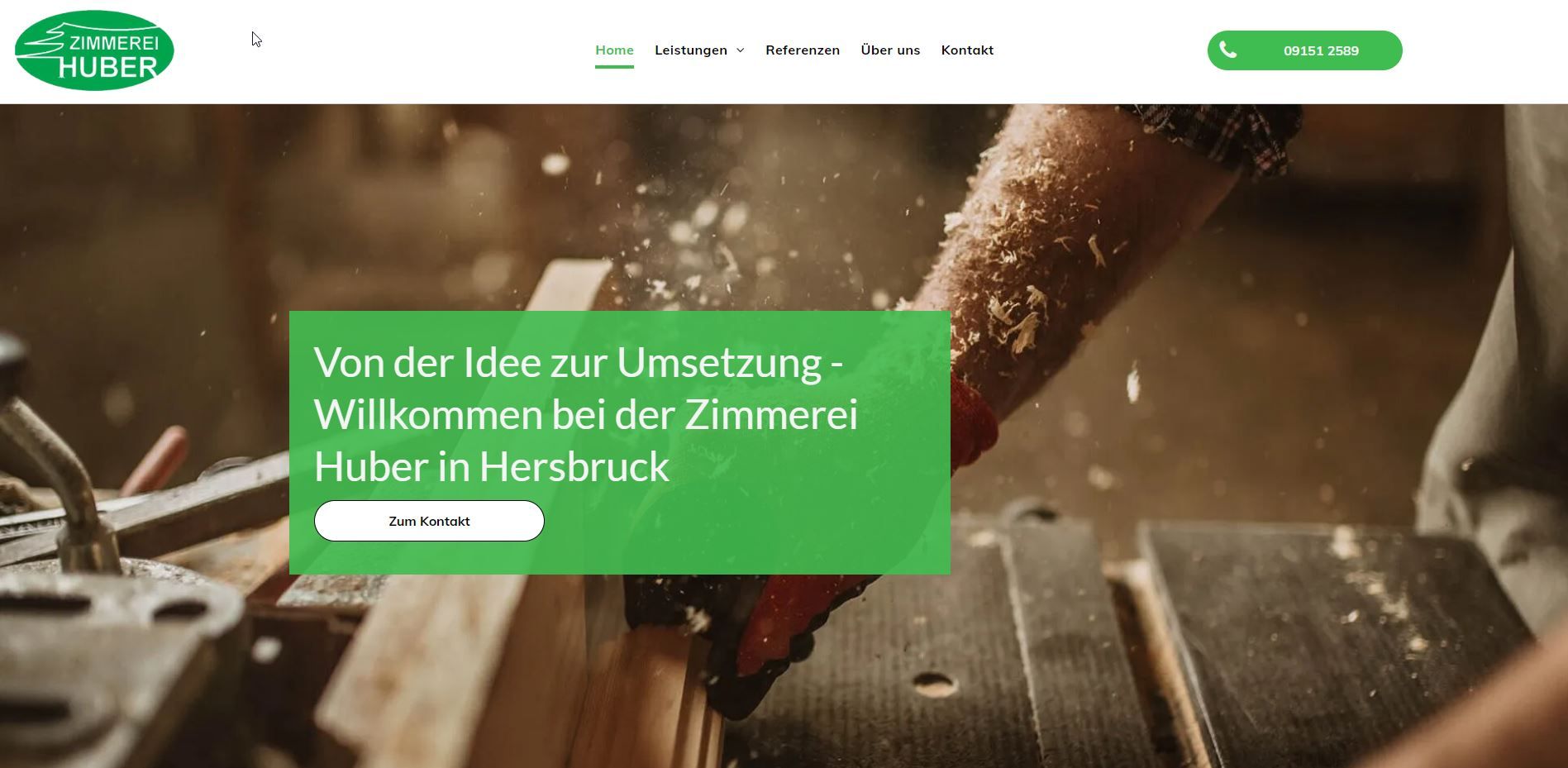 Ein Tischler bei der Arbeit in einer Werkstatt, mit Textüberlagerung „Willkommen in der Tischlerei Huber“ in Grün.