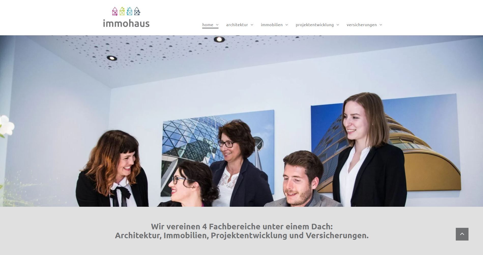 Lächelnde Gruppe von Immobilienmaklern in einem Büro; Text unten.