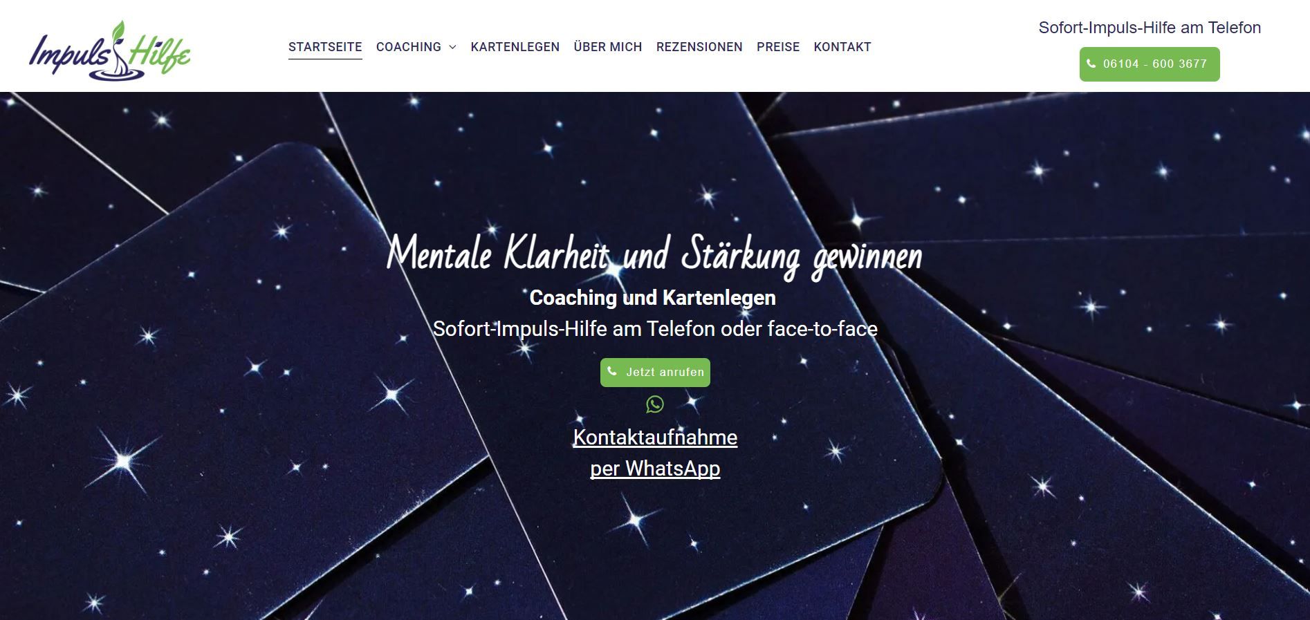 Homepage der Website mit dunklem Sternenhintergrund, weißem Text und einer grünen Schaltfläche.