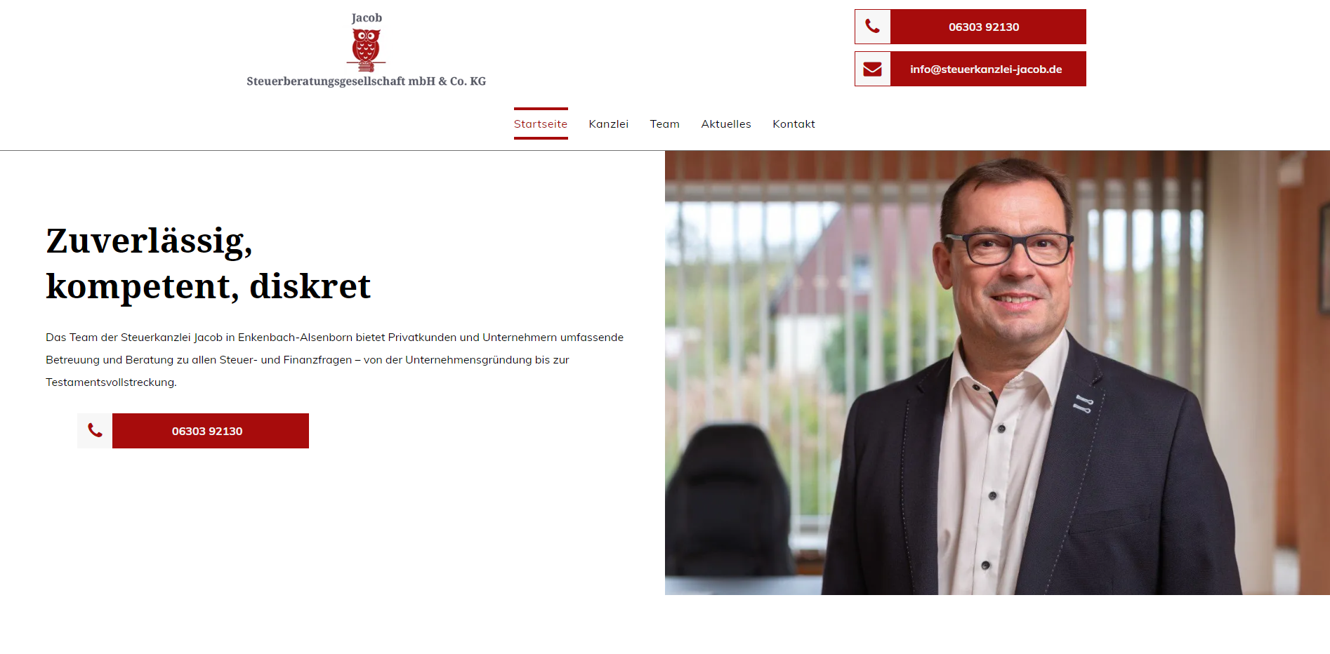 Mann mit Brille und Anzug, lächelnd, auf Website mit Logo und Kontaktschaltflächen.