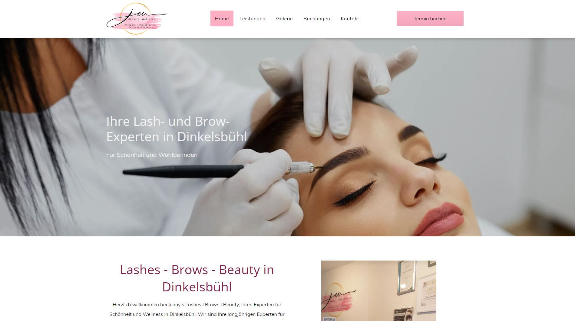 Frau erhält im Schönheitssalon Microblading für die Augenbrauen.