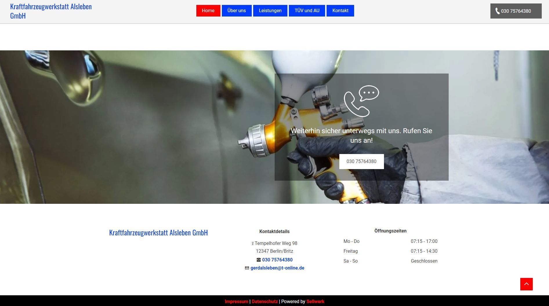 Person, die Farbe auf ein Auto sprüht.