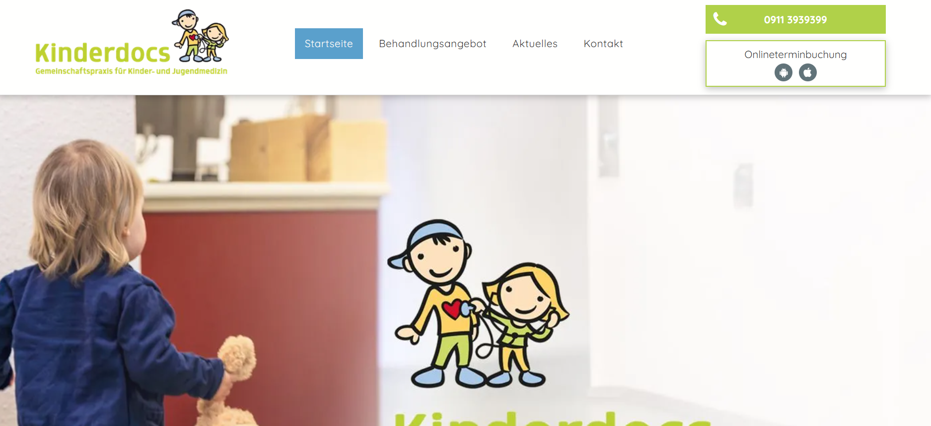 Kind betrachtet die Startseite einer Kinderarzt-Website mit Comic-Kindern und einer Klassenzimmerszene