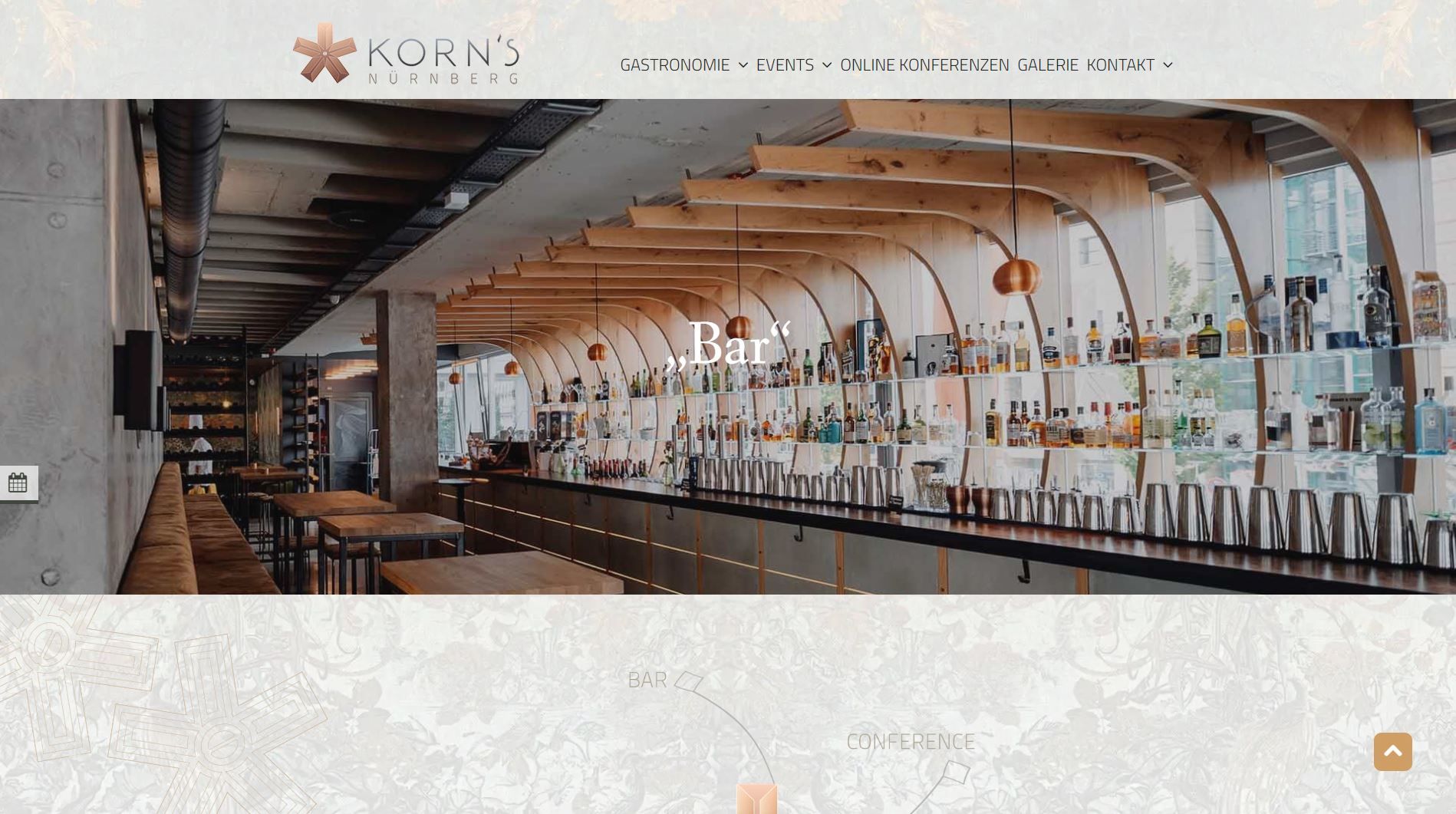 Bar-Interieur mit langer Bar, Holzakzenten und Flaschen.