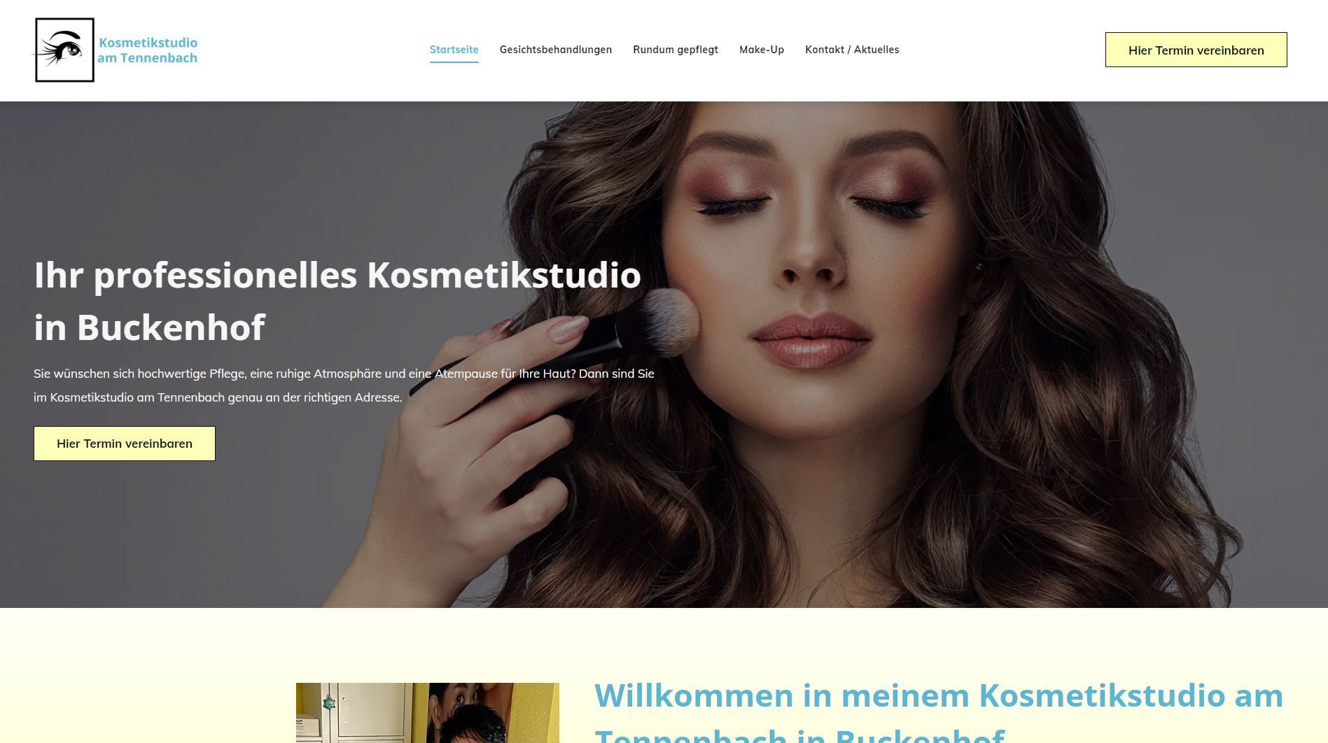 Frau beim Schminken in einem Kosmetikstudio in Buckenhof. Website-Header.