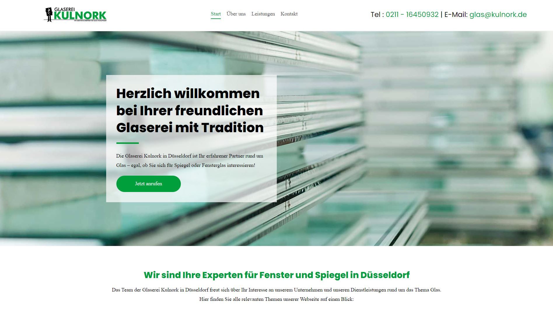 Homepage der Website mit Glaspaneelen, grünem Akzent und dem Text „Freundlicher Glaser mit Tradition“.