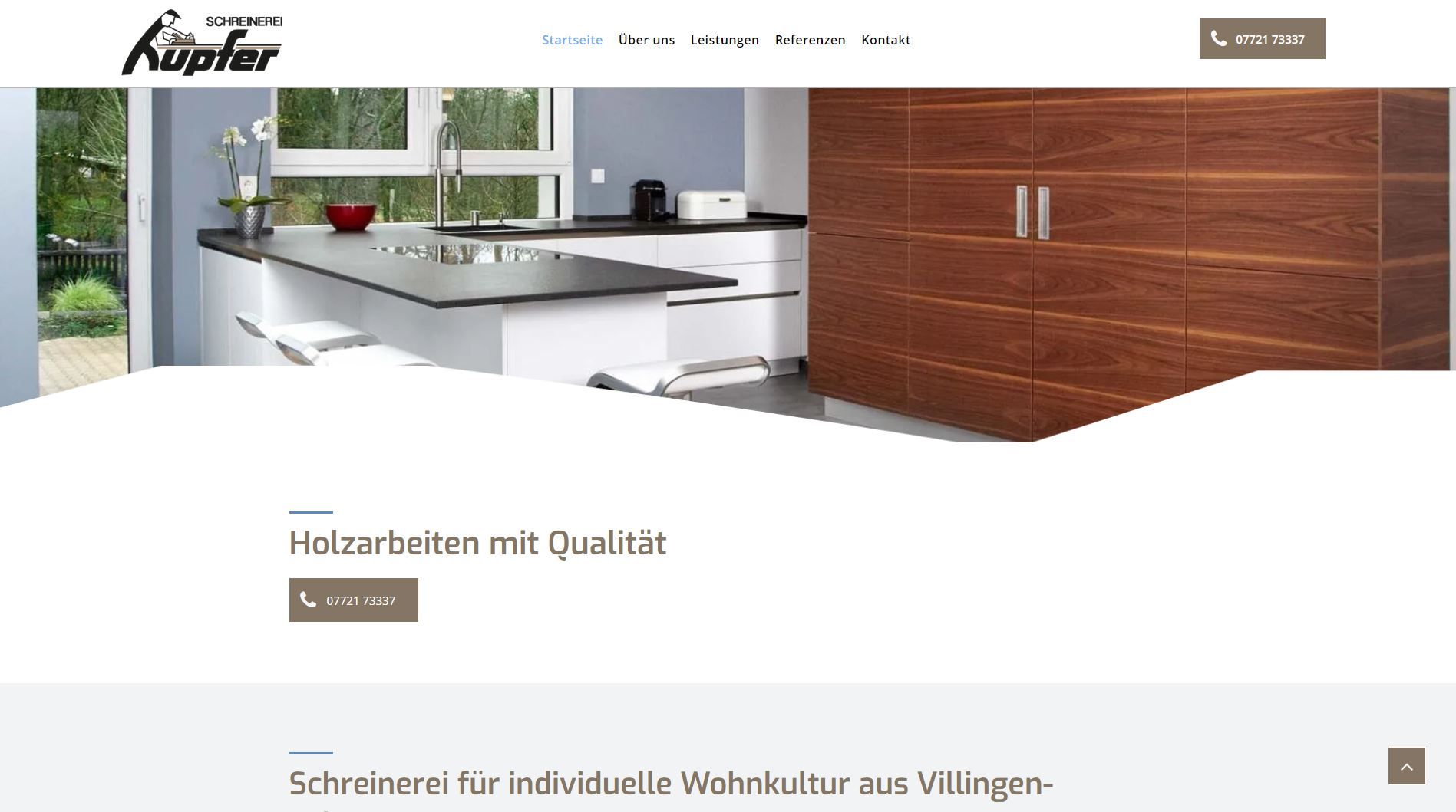 Homepage der Website mit einer modernen Küche mit Holz- und Weißelementen.