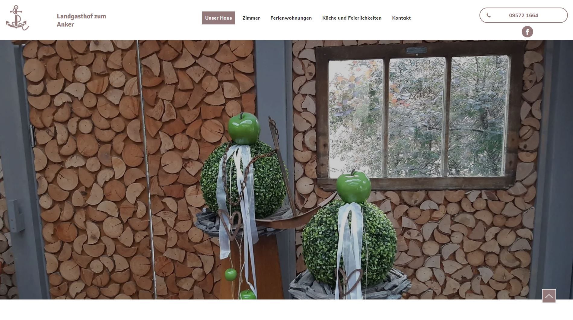 Grüne Blumendekorationen mit Äpfeln, Holzwand und Fenster.