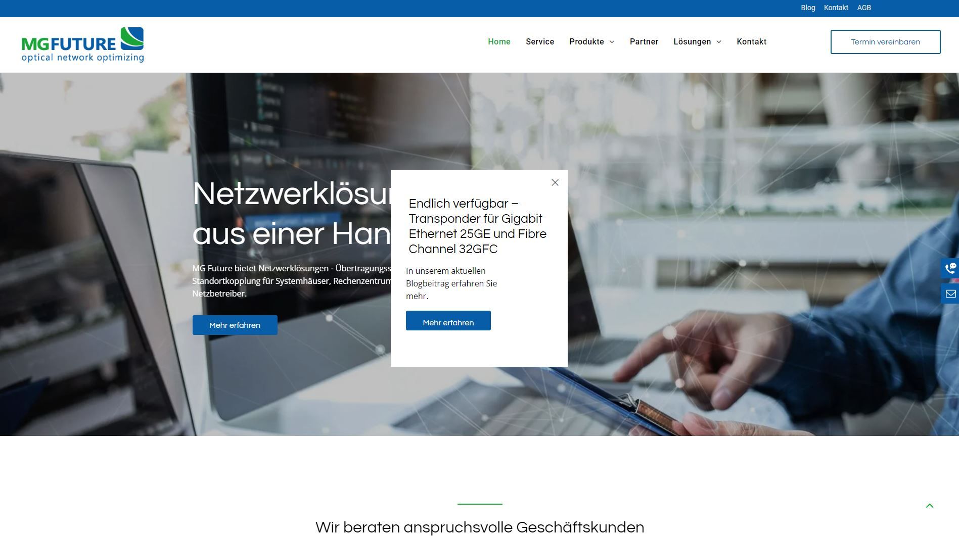 Homepage der Website mit einem Mann, der an einem Tablet und Laptop arbeitet. Ein Popup-Fenster mit Text wird angezeigt.