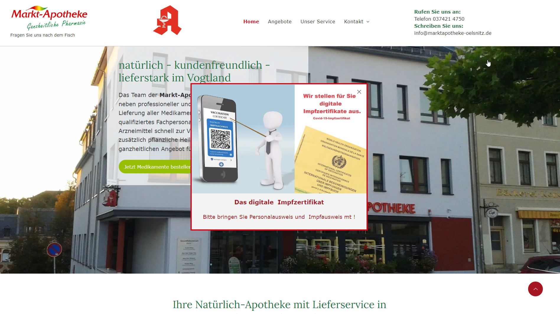 Hauptwebsite der Apotheke mit einem Popup, das eine Person zeigt, die ein Telefon mit einem QR-Code und einem Impfausweis hält.