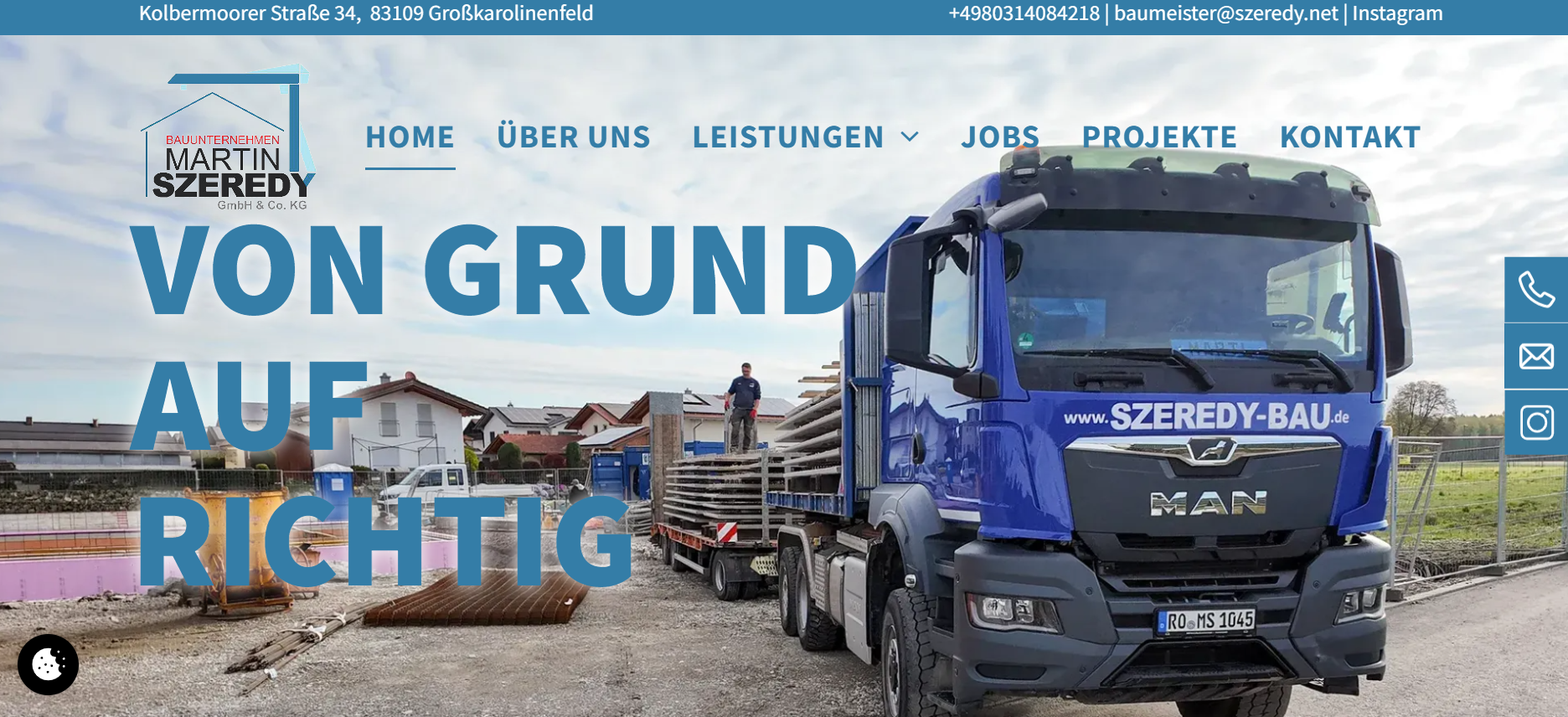 Blue dump truck on a construction site with German text “Von Grund auf richtig” and a navigation bar above