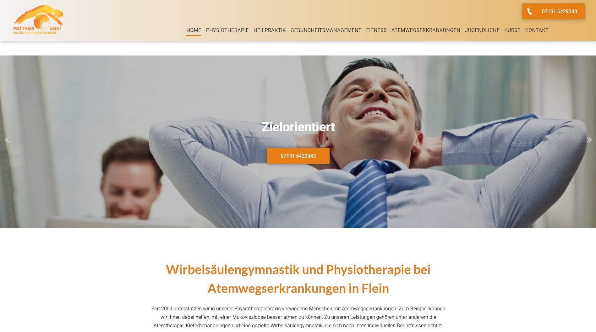 Website-Header mit einem Mann beim Entspannen, Text „Zieleorientiert“