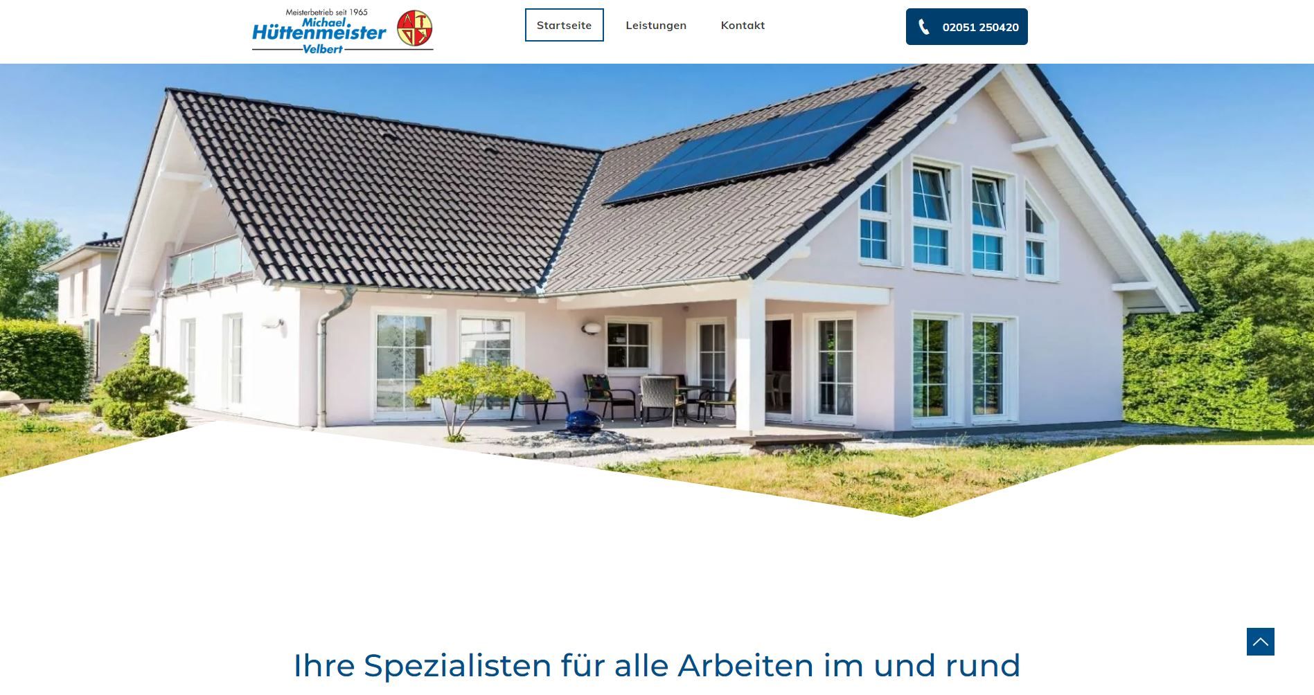 Modernes Haus mit Solarmodulen und Firmenlogo auf dem Dach.