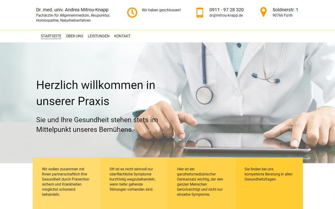 Homepage der Website mit einem Arzt im weißen Kittel, der ein Tablet benutzt. Begrüßungstext und gelbe Akzente.