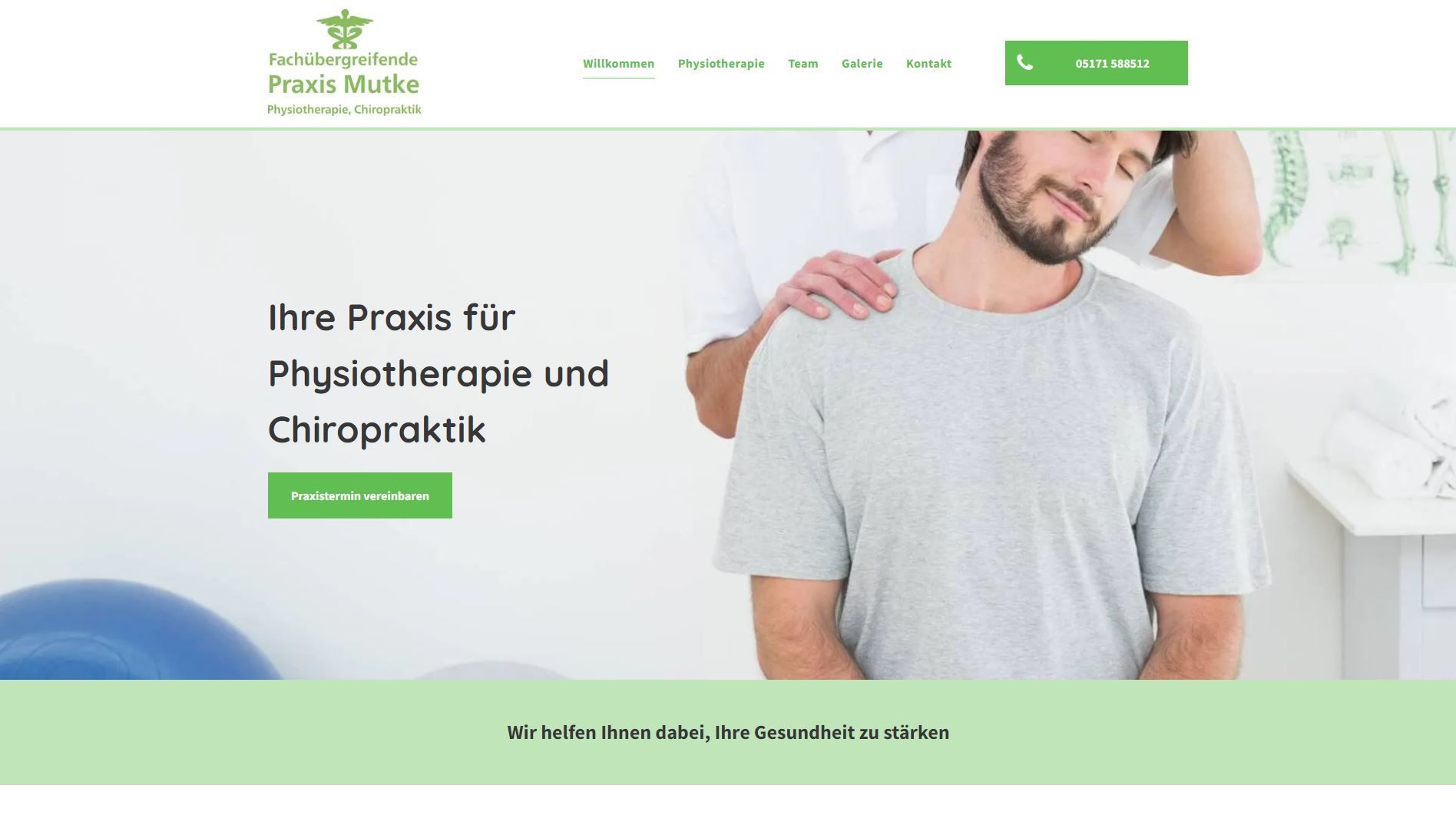 Mann erhält in einer Physiotherapiepraxis eine Nackenkorrektur. Farbschema in Grün und Weiß.