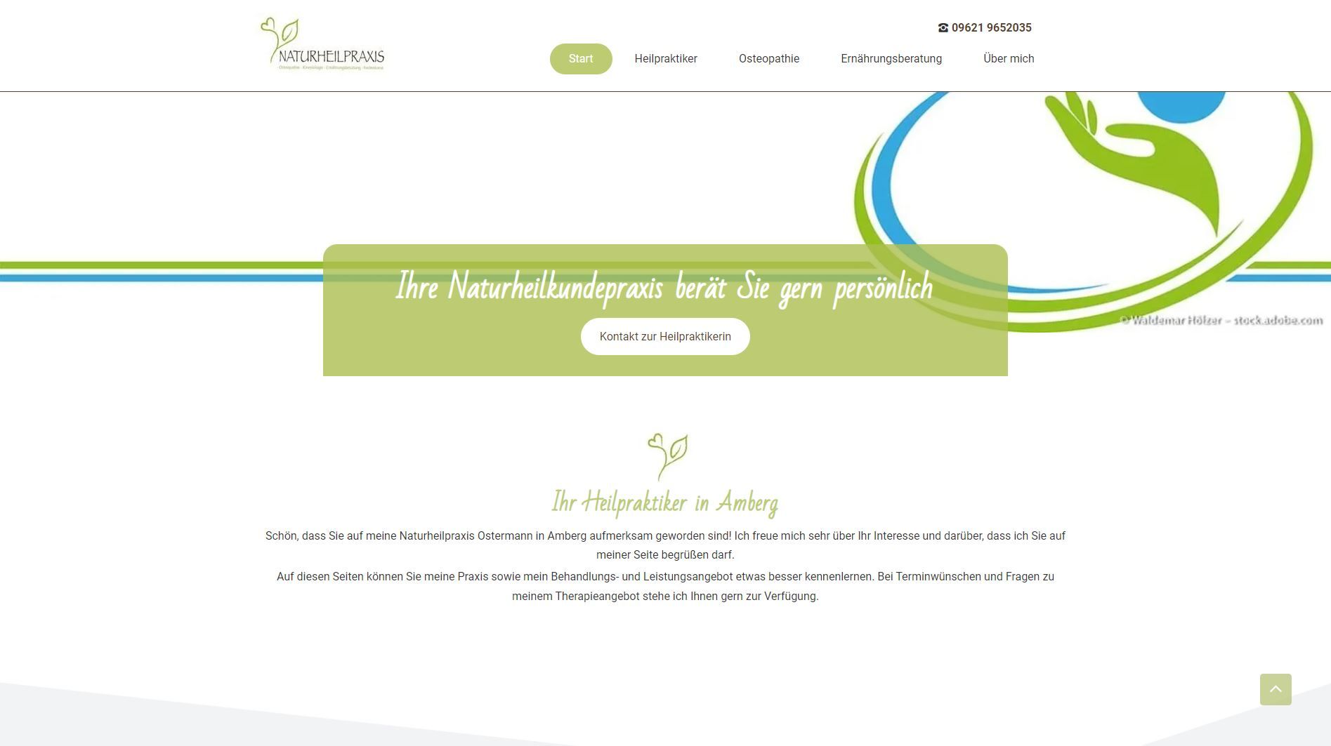 Homepage der Website mit einem grün-blauen Design, mit Text und einer Grafik von Händen, die eine Person halten.