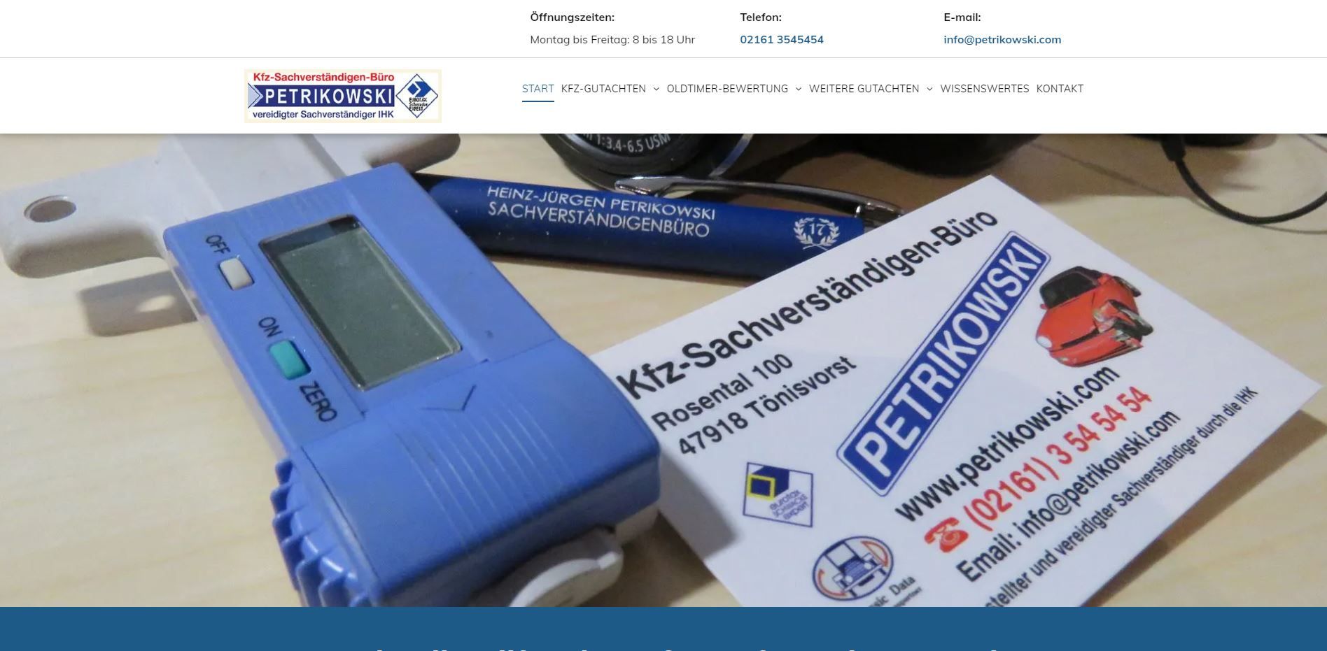 Visitenkarte und elektronisches Gerät auf einer Holzoberfläche.