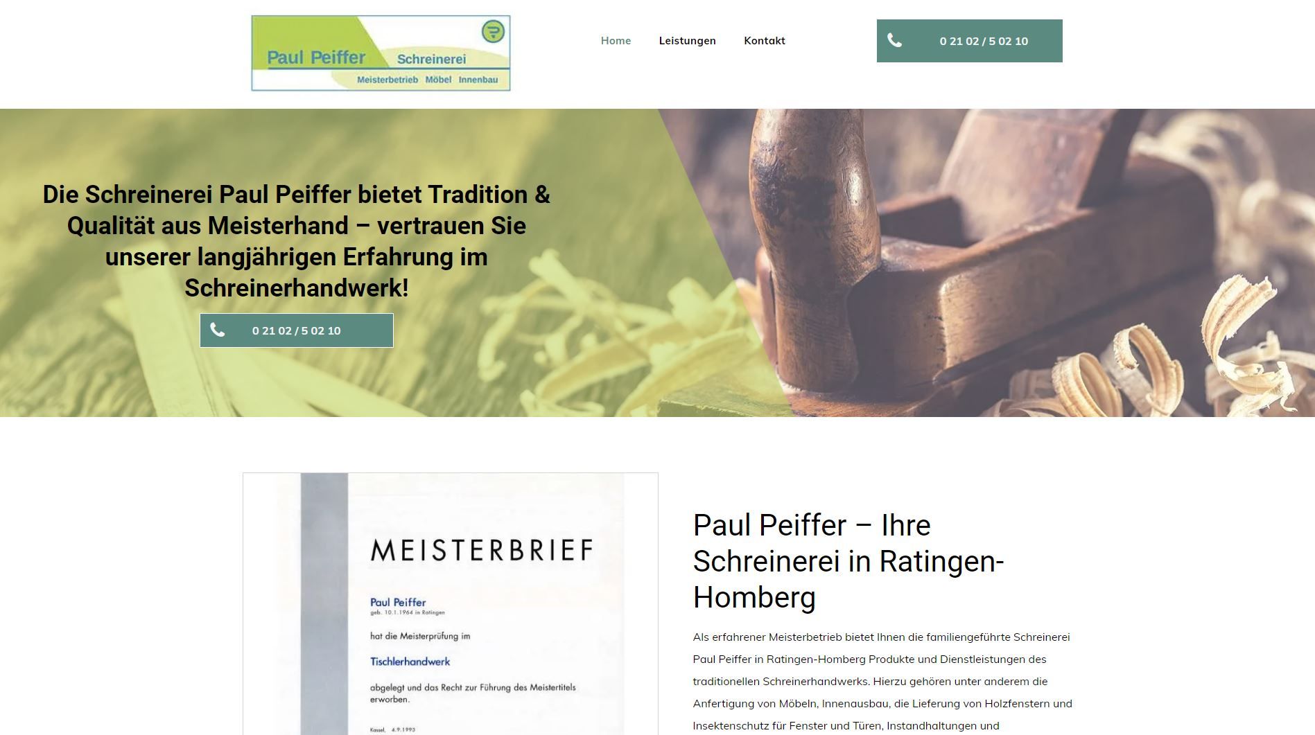 Homepage der Website mit einer Kopfzeile mit einem Logo und einem Hintergrund mit Holzbearbeitungswerkzeugen.