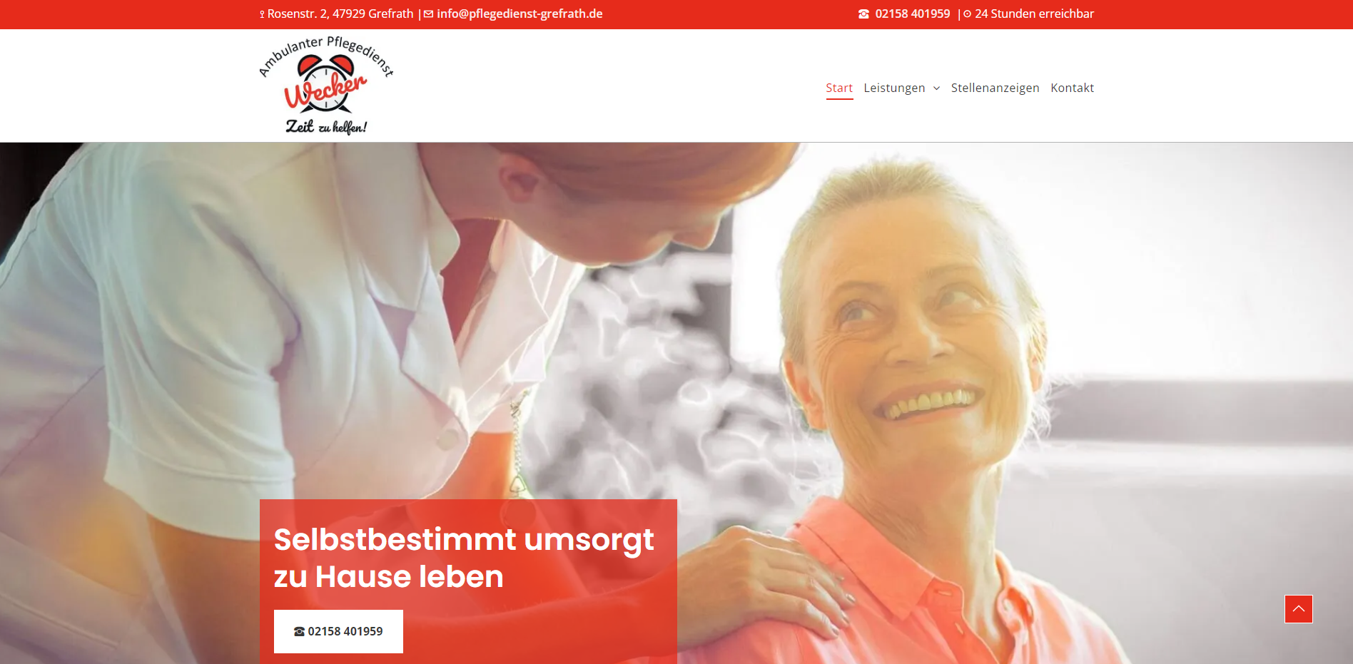 Eine Pflegekraft unterstützt einen lächelnden Senior, Text lautet „Selbstbestimmte Pflege zu Hause“.